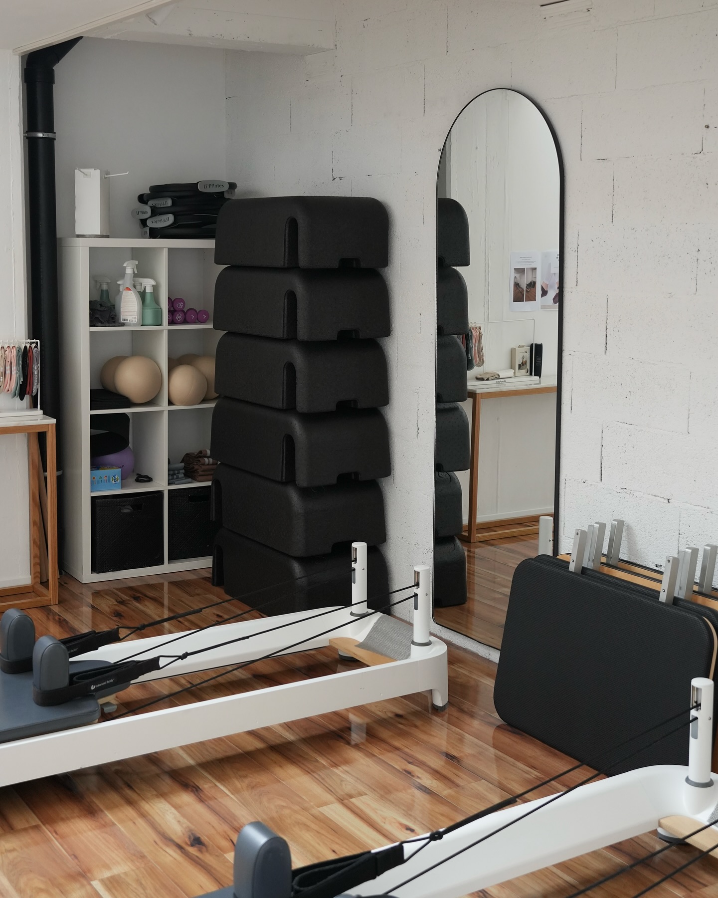 Votre studio de Pole Dance & Aérien à Genève — un espace lumineux et inspirant, pensé pour votre bien-être 💫
De hauts plafonds, de l’espace pour s’exprimer, du matériel professionnel et tout le confort nécessaire pour progresser en toute sérénité.
Un lieu où élégance et énergie se rencontrent, pour révéler la meilleure version de vous-même.
#poledancegeneve #aerialgeneva #poledancestudio #genève #wellnessgenève #fitgeneva #dansegenève #polesport #genevalife #polefitnessgeneva #activitégenève #aerialfitness