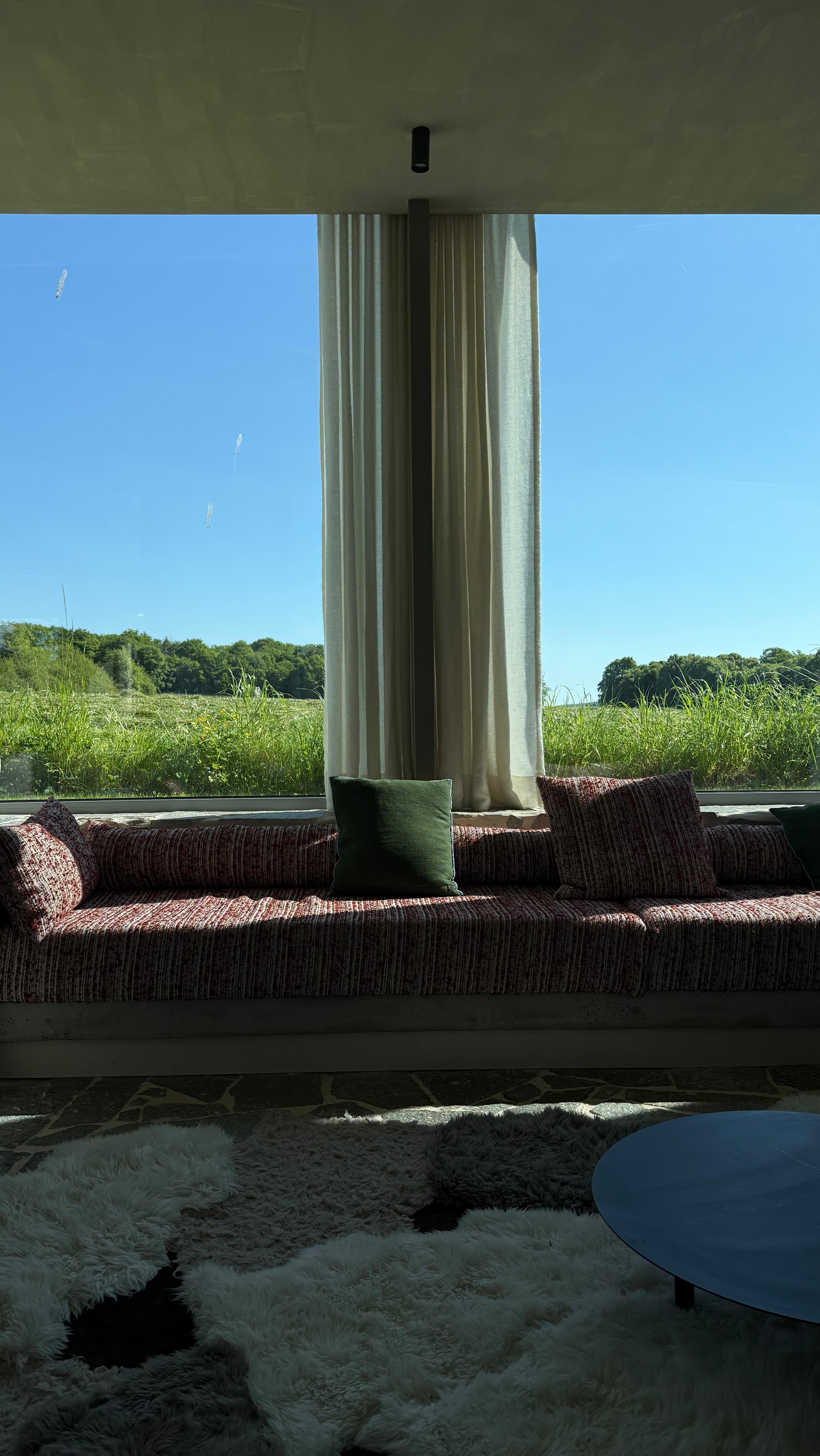 Sometimes I forget I can just… slow down.
Wake with the light, breathe the forest air, take my time.
Here, calm is not a luxury, it’s a choice.
Maison Oscar, Rochefort.
forest walks • daily breakfast included • slow mornings • fireplace nights