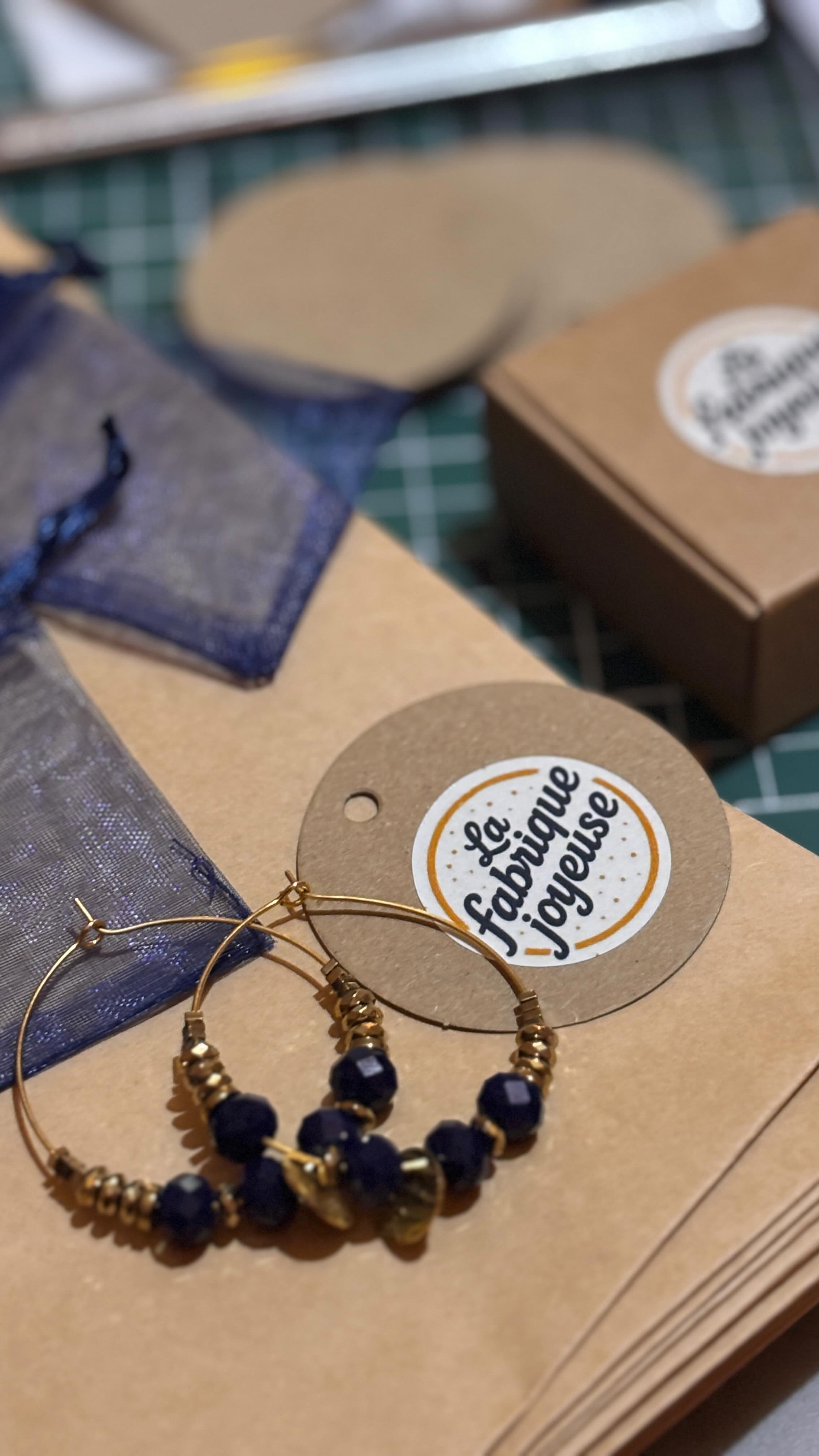 Ce moment que j’attendais, créer mon packaging pour emballer vos précieuses commandes 🥹 Comme si tout à coup, mon univers prenait vraiment vie. Il était dans ma tête, sur Instagram, sur TikTok. Mais je ne l’avais pas vraiment entre les mains, ce logo.
Ces couleurs et typographies que j’ai soigneusement choisies, les retrouver sur ces tout petits autocollants 🥰 et les apposer sur ces boîtes que j’ai prises spécifiquement aux formats de mes « Trésors délicats » du moment : les boucles d’oreilles !
Dériver mon logo en petit et grand, pour l’apposer sur mes linogravures, les accrocher sur mes vestes personnalisées, afin de couvrir mes trois univers, un bonheur …
Vivement les marchés de Noël ! 🎄
#linogravure #linocut #linocutprint #bijoux #créatrice #petitecreatrice #petiteentreprisefrancaise #bouclesdoreilles #handmade #faitmain #faitmainavecamour #packaging #logo #chartegraphique