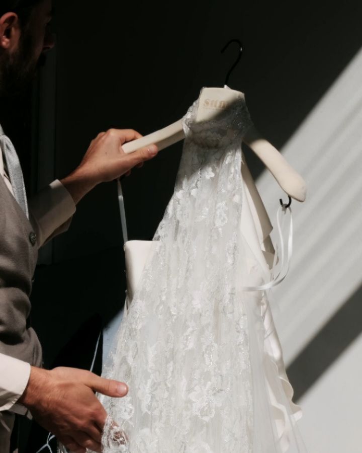 Immagina un pizzo francese d'altissima qualità, filigranato da ricami argentei che catturano la luce del giorno...
Una proposta dallo stile bucolico, una vera opera d'arte d'altri tempi, che sussurra storie di giardini segreti e grazia eterea. È l'essenza di una sposa che ama la poesia, che non teme il dettaglio prezioso, ma lo indossa con leggerezza.
Ma la vera eleganza è anche sapere quando lasciare che sia la semplicità a parlare: in un istante, la sposa bucolica si trasforma in un'icona di sobrietà chic, mantenendo una grazia innata che non ha bisogno di orpelli.
#atelieraltamoda #sposa2026 #abitodasposa #altasartoria #fattoamano #weddingdress #madeinitaly #weddingrevival #sum #sumiosono #sumatelier #sumdomenicomoschetta
Model: @carlapilato_
Hair Stylist: @lequiff
MUA: @maximo1971 @lucreziaieva
Jewelry Designer: @spazioleonetti
Event Dresser: @avantarioevents
Music Performer: @trymoon__
Videomaker: @geeanlu