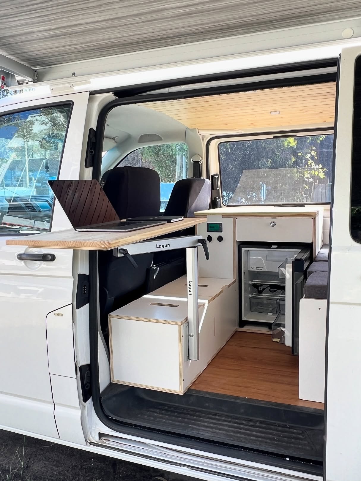 VW Transporter ✅
@fiamma__official
Interior
Surfbox kit
@dometic fridge
Double standing desk @lagunroadlife
#KataTransporter #vwTransporter #campervanvw