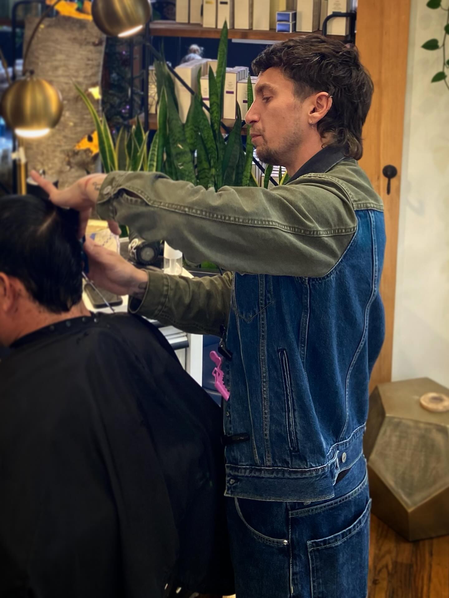 Alan in the precision cut zone ✂️
.
.
.
#precisioncutting #haircutting✂️ #seniorstylist #shorthairdontcare #shorthaircutting #davinessalon #oribesalon #cultandking #westernma #northamptonma