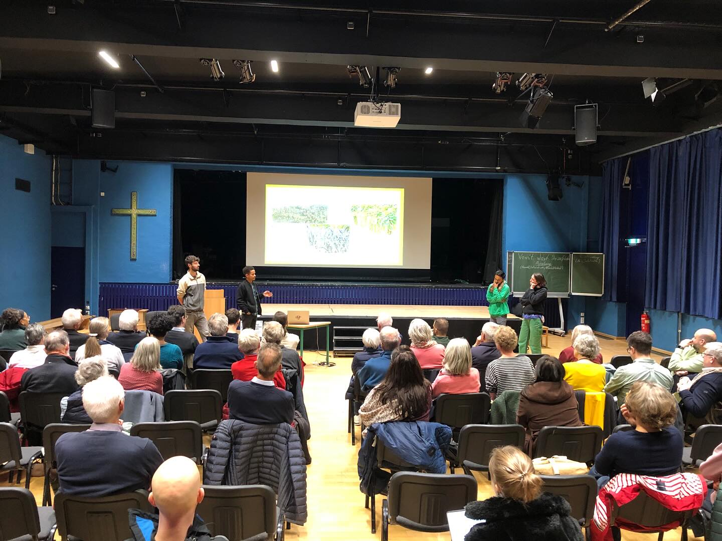 Auf unserer Vollversammlung haben wir u. a. einen neuen Vorstand gewählt (#Glückwunsch), unsere Dankbarkeit für das viele ehrenamtliche Engagement ausgedrückt und unser Gartenteam neu eingekleidet. #VonHerzenDank #LeiderfehltLucyaufdemFoto #solidarischelandwirtschaft #gemüsekiste #eatlocal #solawi #farmtotable #farmlife #frohlawi #biogemüsekiste #Reinickendorf #hohenneuendorf #stolpe #hermsdorf #frohnau #frischvomfeld
#FrischeErnte