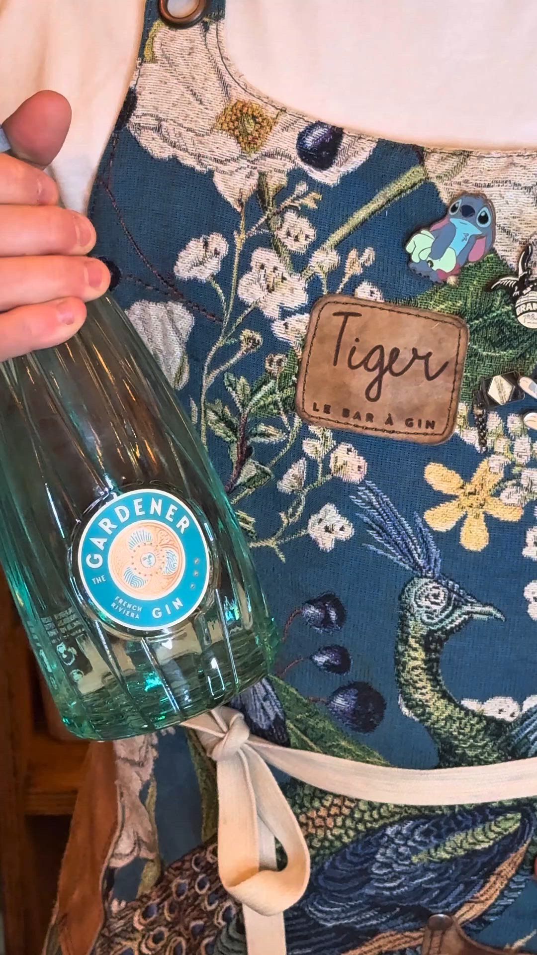 THE GARDENER X TIGER 🍊
Le Tiger a l’honneur d’annoncer sa collaboration avec @thegardener_gin autour d’une soirée de lancement le lundi 17 novembre 🌱
Avec ses notes d'orange et de pamplemousse rose, nos mixologues ont élaboré 2 cocktails & 1 gin tonic, exclusifs et authentiques.
Au programme : 3 cocktails création, dj set by @fc.penthouse, et découverte du gin.
*l’abus d’alcool est dangereux pour la santé. À consommer avec modération.