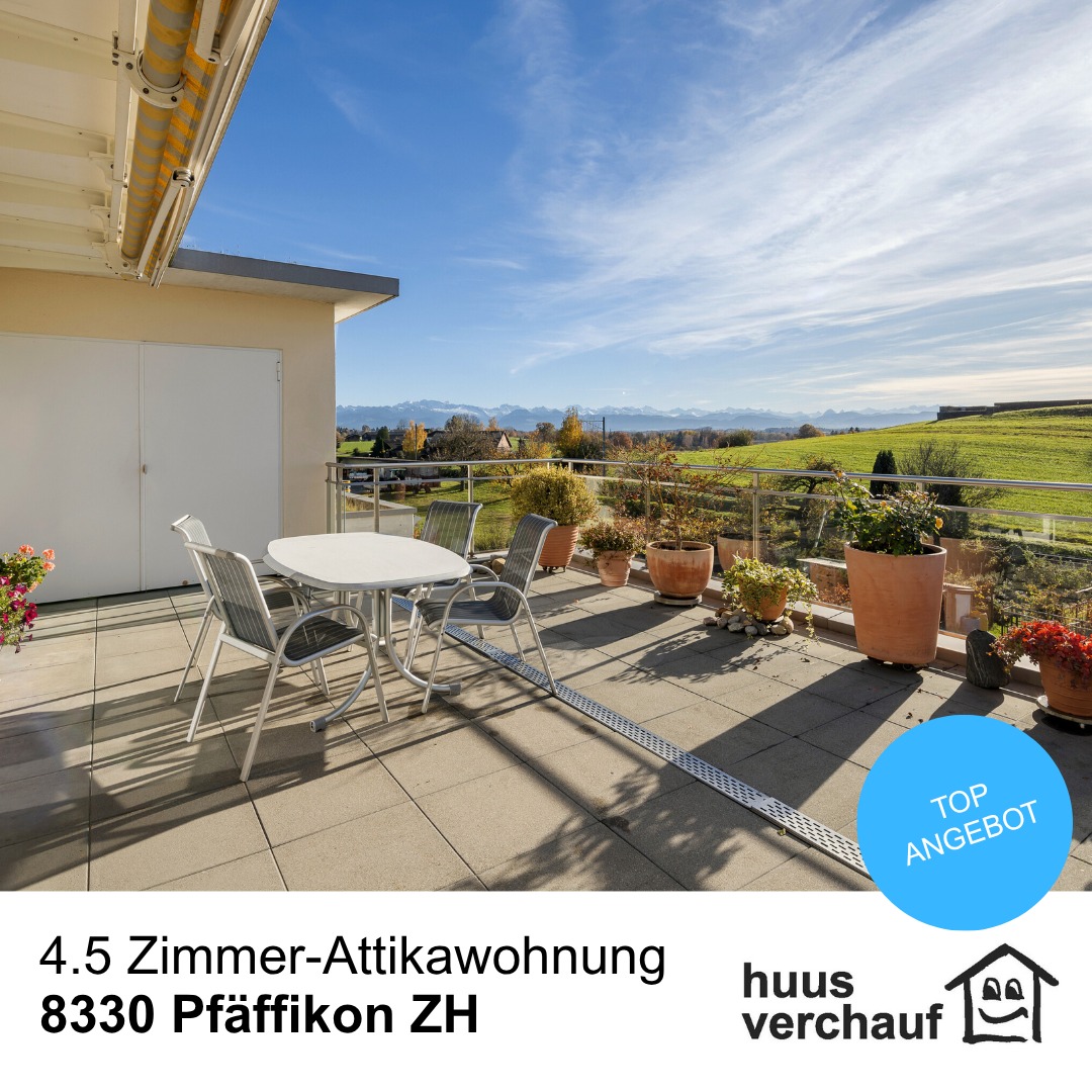 Willkommen in Ihrem neuen Zuhause über den Dächern von Pfäffikon ZH. Diese aussergewöhnliche Attikawohnung besticht durch ihren modernen Grundriss, eine grosszügige Terrasse und einen atemberaubenden Blick über das historische Römerkastell bis hin zu den Alpen und dem Pfäffikersee.
Wohnkomfort auf höchstem Niveau:
-Wohnfläche: ca. 128 m²
-Terrassenfläche: ca. 57 m² – Sonne von früh bis spät, viel Privatsphäre
-Zimmer: 4.5 – vielseitig nutzbar für Familie, Arbeiten und Gäste
-Baujahr: 2007 – sehr gepflegter Zustand
-Lift direkt zur Wohnung – bequem und altersgerecht
-1 Tiefgaragenplatz inklusive
Ein Zuhause zum Wohlfühlen:
-Der grosszügige Wohn- und Essbereich mit offener, moderner Küche bildet das Herzstück der Wohnung. Hier fliessen Kochen, Essen und Wohnen harmonisch ineinander – ideal für alle, die gerne Gäste empfangen oder einfach das offene Raumgefühl geniessen.
-Vom Wohnzimmer aus gelangen Sie direkt auf die grosse Aussenterrasse, die sich wie ein zweites Wohnzimmer im Freien anfühlt – perfekt für Sonnenuntergänge, gemütliche Grillabende oder einfach zum Abschalten mit Blick auf See und Berge.
Raumaufteilung & Ausstattung:
-Master-Schlafzimmer
-Zwei weitere Zimmer, ideal als Kinder-, Gäste- oder Homeoffice-Raum
-Zwei Nasszellen – eine mit Badewanne, eine mit Dusche
-Edle Parkettböden und Fussbodenheizung in der ganzen Wohnung
-Wirtschaftsraum mit Waschturm – praktisch und diskret
-Bastelraum mit Lavabo sowie Kellerraum mit Lavabo (zusätzliche Nutzfläche von rund 32m²)
Besonderheiten:
Diese Attikawohnung ist ein Wohntraum für Menschen, die das Aussergewöhnliche suchen. Eine gepflegte Eigentümergemeinschaft und die Kombination aus Weitsicht, Komfort und modernem Wohnen machen sie zu einer seltenen Gelegenheit auf dem Pfäffiker Immobilienmarkt.
Für mehr Infos bitte direkte Kontaktaufnahme über s.dimmeler@huusverchauf.ch
#attikawohnung #huusverchauf #wirmachenhauseigentümerglücklich