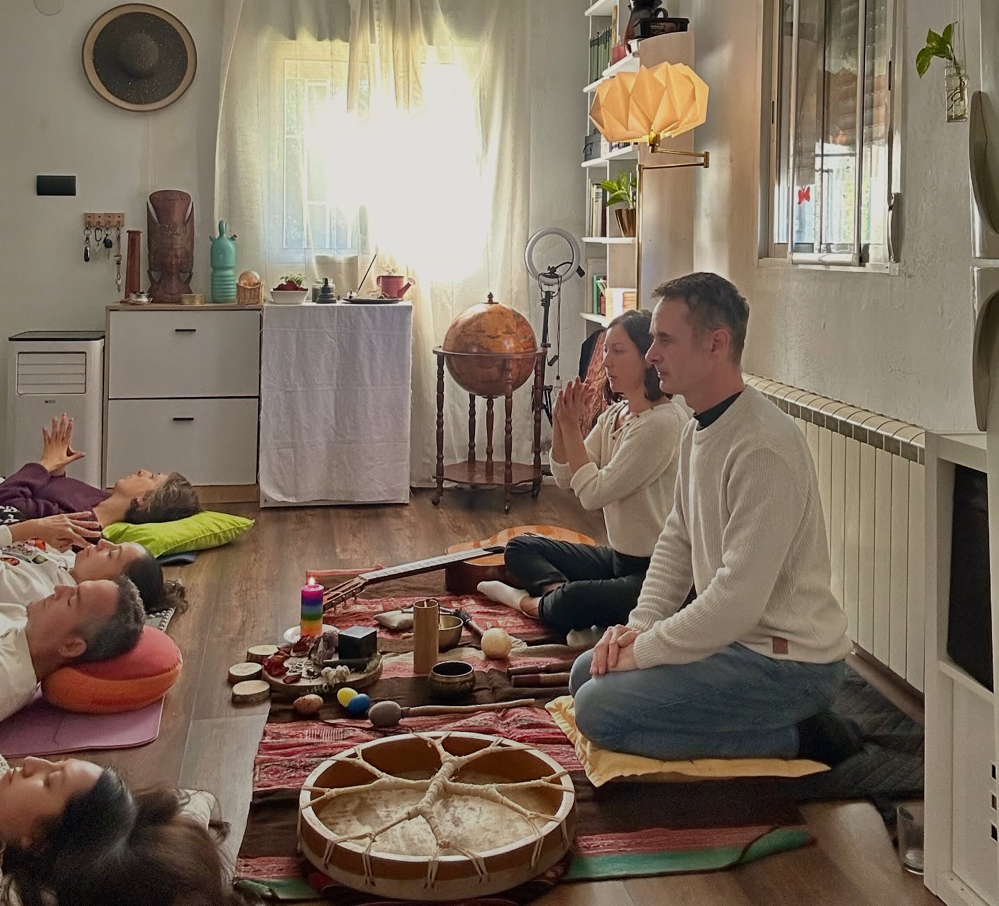 Taller vivencial de “Meditación Vibracional y Viaje Sonoro” por @marcmerinopsicoterapia y @arteorak en La Casa del Bosque de Rubí (Barcelona)
Muy agradecidos por la experiencia que juntos hemos podido vivir esta mañana, y con muchas ganas de repetir para todas aquellas personas que hoy no habéis podido asistir. Se han movido muchas cosas, nos hemos vaciado de todo aquello que era denso y nos hemos llenado de una vibración renovada.
Escríbenos si deseas participar en nuestros próximos encuentros.
#viajesonoro #sonoterapia #meditacion #crecimientopersonal
