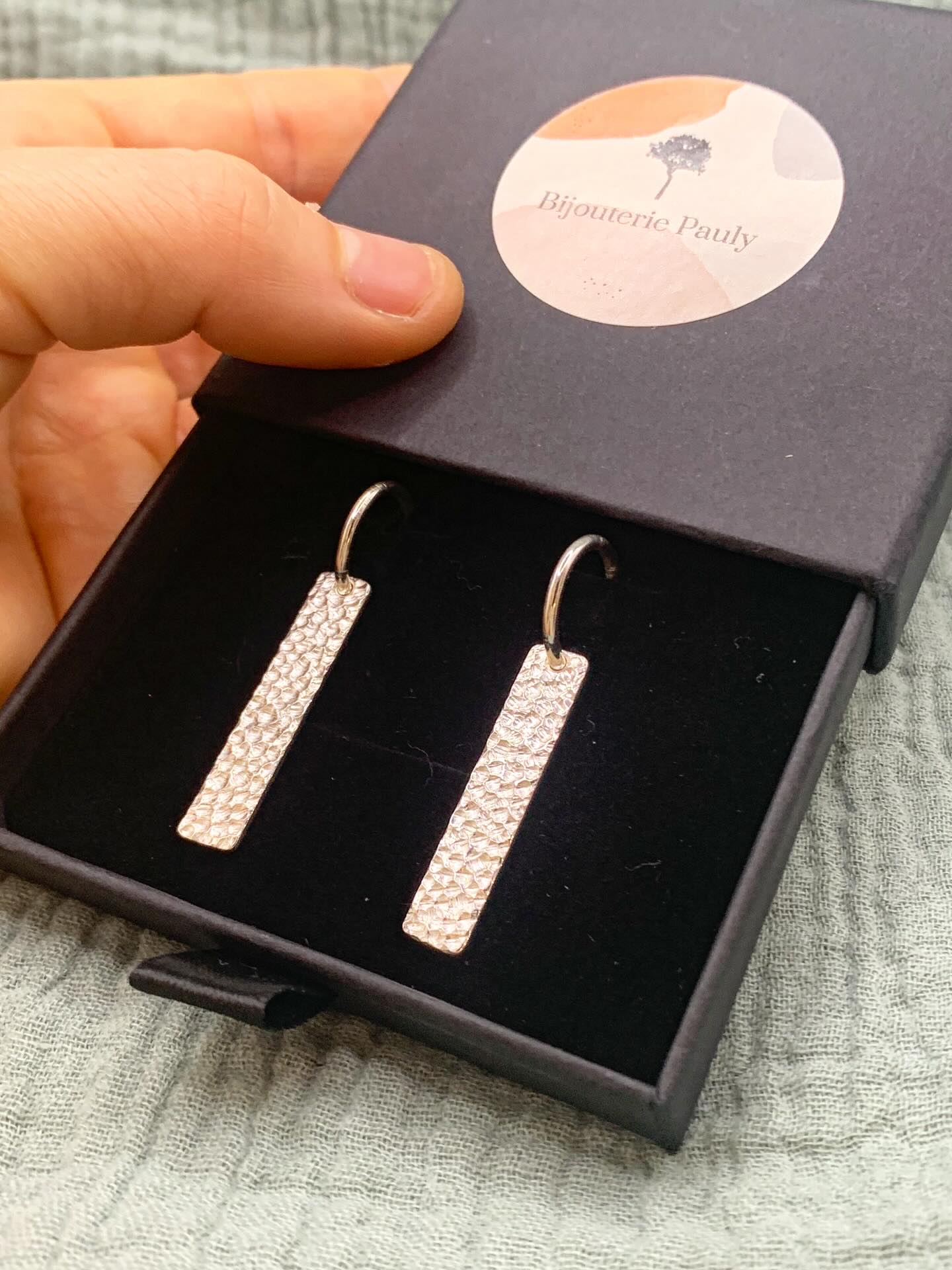 🎁 Une petite nouveauté se prépare pour les fêtes…
Un moyen d’offrir un bijou unique, même sans savoir lequel choisir 💍
✨ Rendez-vous très bientôt pour découvrir les cartes cadeaux Bijouterie Pauly ✨
#bijouteriepauly #bijouxfaitmain #bijouxargent #artisanatfrancais #createurfrancais #faitmainenfrance #ideecadeau #noel2025 #bijouxartisanaux #artisandart #slowmade #handmadejewelry #createur #noelcreateur