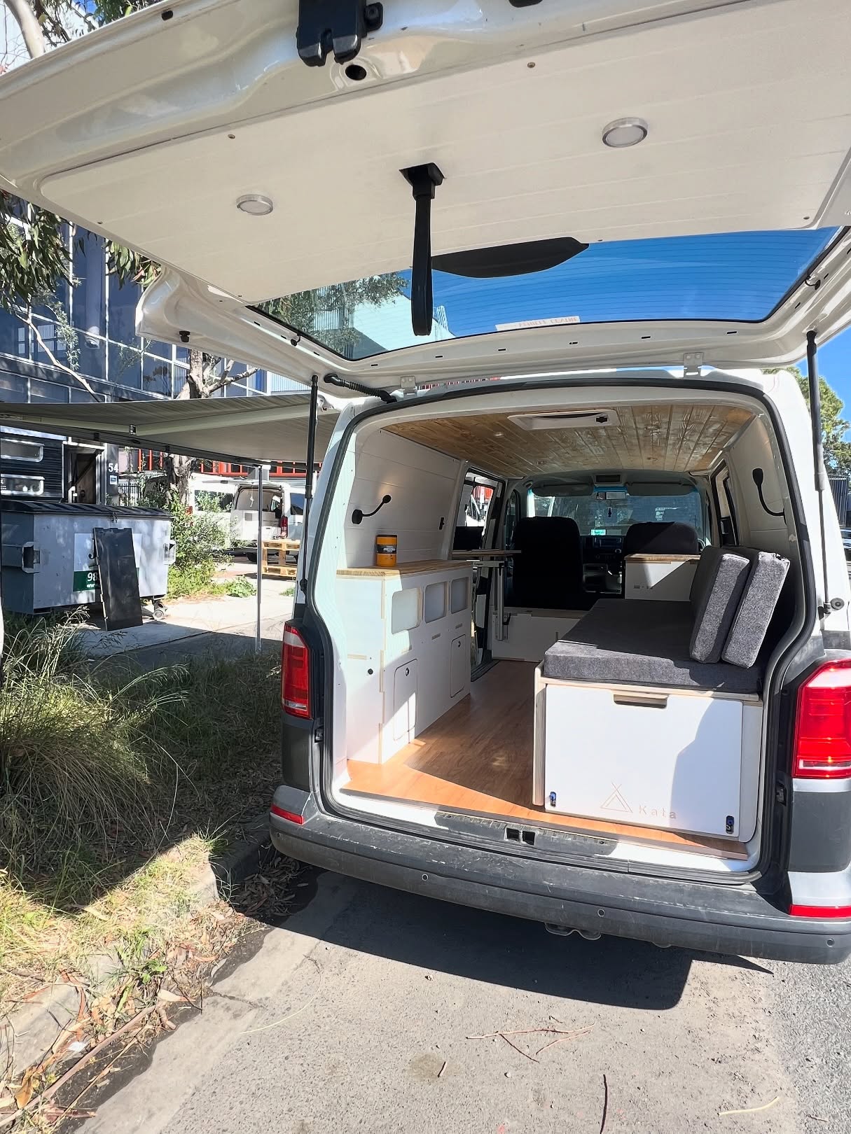 VW Transporter ✅
@fiamma__official
Interior
Surfbox kit
@dometic fridge
Double standing desk @lagunroadlife
#KataTransporter #vwTransporter #campervanvw