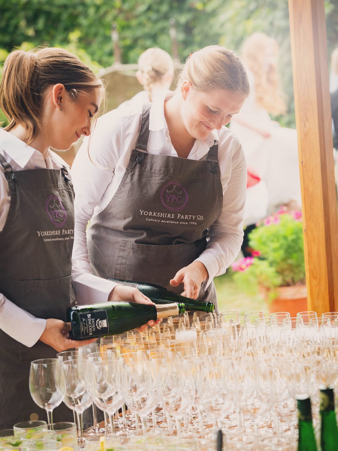 🌟 Service with a sparkle 🌟
#champagne #eventcatering #drinksreception #whatwedobest #wedding #bubblesbubblesbubbles #popthebubbly