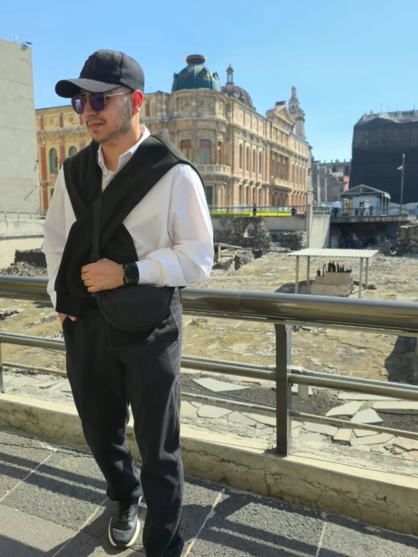 Hoy fuimos al @museodeltemplomayor y fue una hermosa experiencia.
Outfit dominguero:
- Camisa blanca
- Pantalón negro
- Sudadera negra (por si hacia frío)
- Gorra negra
- Zapatos negros tipo sport
#model #museo #mexicas