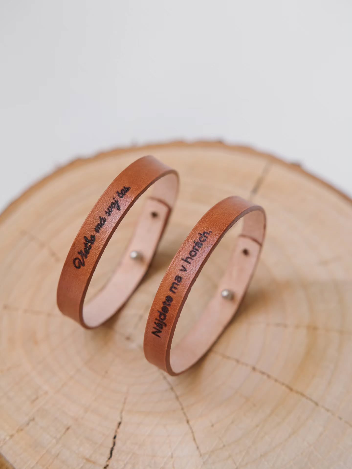 Dejú sa zmeny. Podarilo sa mi zaobstarať lepšie fotky pre tento kožený náramok, ktorý nebol doposiaľ dostatočne nafotený. Aspoň z môjho pohľadu. Text zanikal a farba tiež. Tak tadaa re-foto :) 🥳🫠 Čo myslíte?
#personalizovanynaramok #kozenynaramok #darceknamieru #naramokscitatom