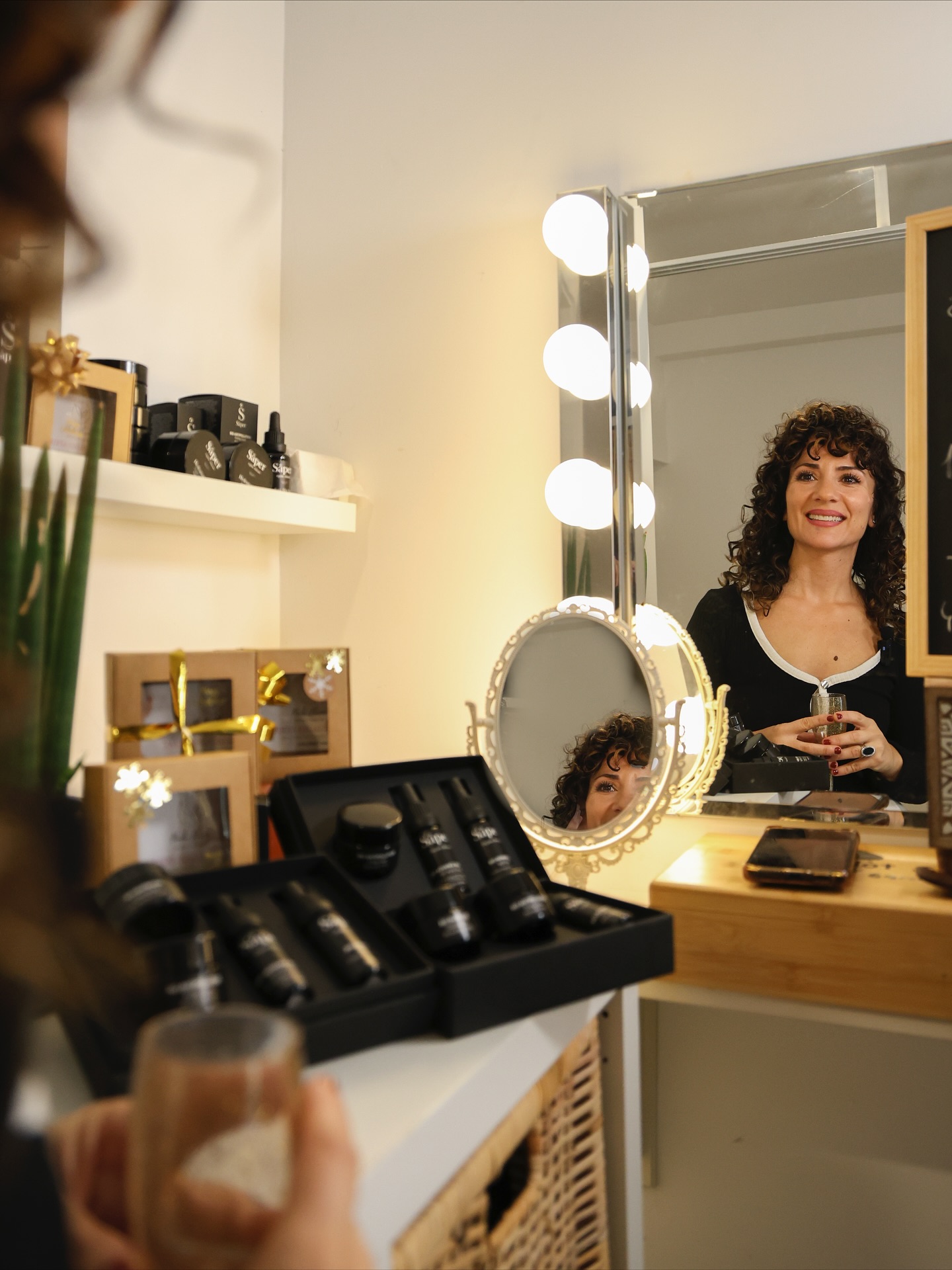 Marta Blanco nos invita al evento presentación de las novedades de su centro de belleza y bienestar de Torremocha de Jarama @bellezaybienestarmartablanco, salud holística para el cuidado de la piel y el alma 🤍 Usa productos orgánicos que la linda Victoria elabora cual artesana en su fábrica de casa de Uceda @saper_cosmetica 🌿 me quedo enamorada del trabajo cuidado y bello de las dos 🪷
#sesiondefotos #evento #centrodebelleza #cuidadoparalapiel #productosorganicos #mujeresbellas