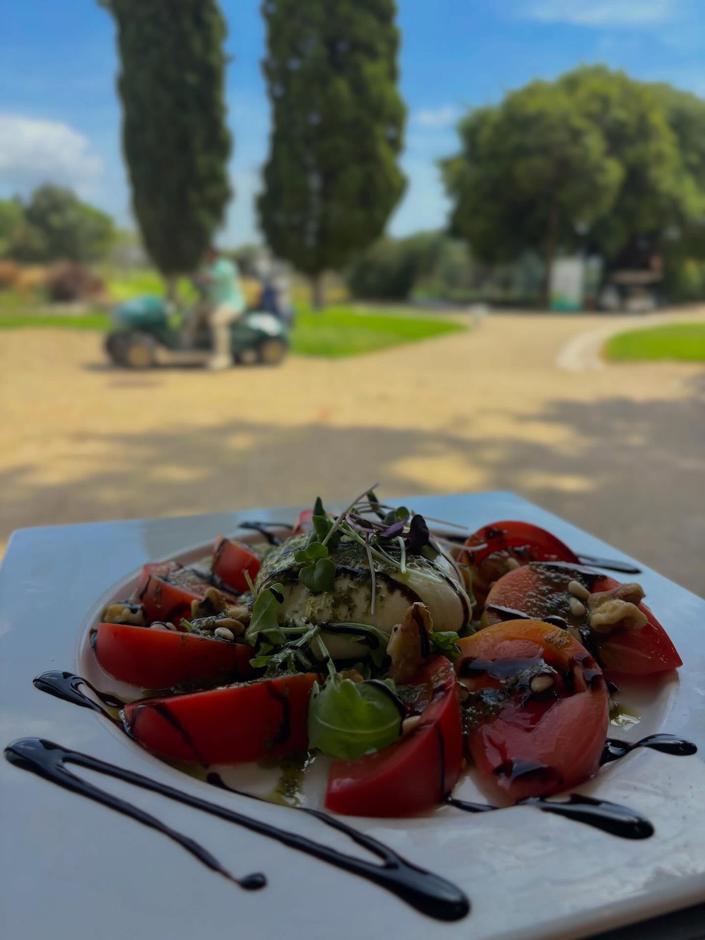 No se trata solo de comer bien, sino de disfrutar cada momento ✨
En nuestro restaurante encontrarás platos elaborados con producto de calidad, una atmósfera tranquila y vistas que invitan a quedarse un rato más.
Perfecto para una comida entre amigos, una cena en pareja o simplemente para regalarte un buen rato después del golf⛳️
Reserva tu mesa y déjate sorprender por el sabor de lo auténtico🥂