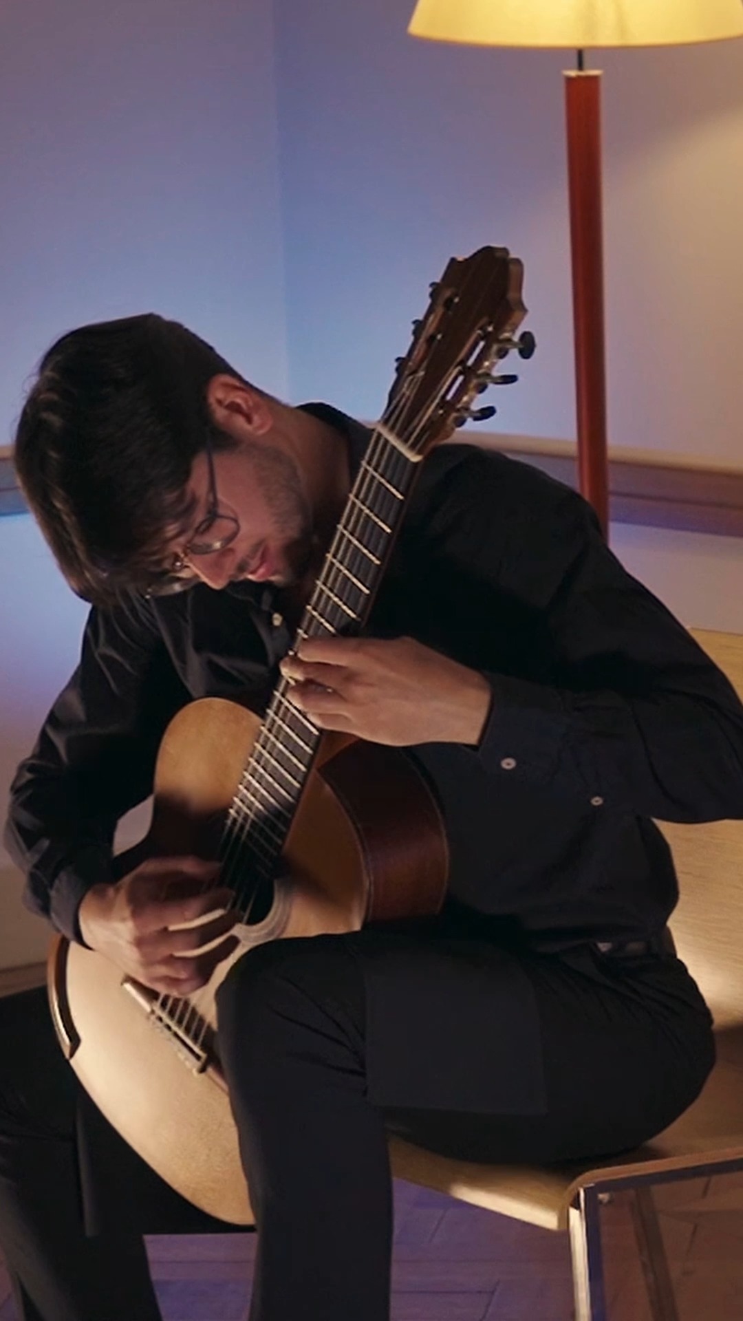 @manuel_toucinho jouant avec tendresse « Entrée de Polymnie » de l'opéra Les Boréades de Rameau à notre concert du mois dernier.
Manuel aura son concert solo, « Mélodies du soir », le 9 décembre.
Rejoignez-nous la semaine prochaine pour notre concert de Bach, le 11 novembre à 20h15 ! Billetterie sur notre site.
#classicalguitar #guitar #genève #concerts #geneva #culture #musique #guitare #concert #guitareclassique