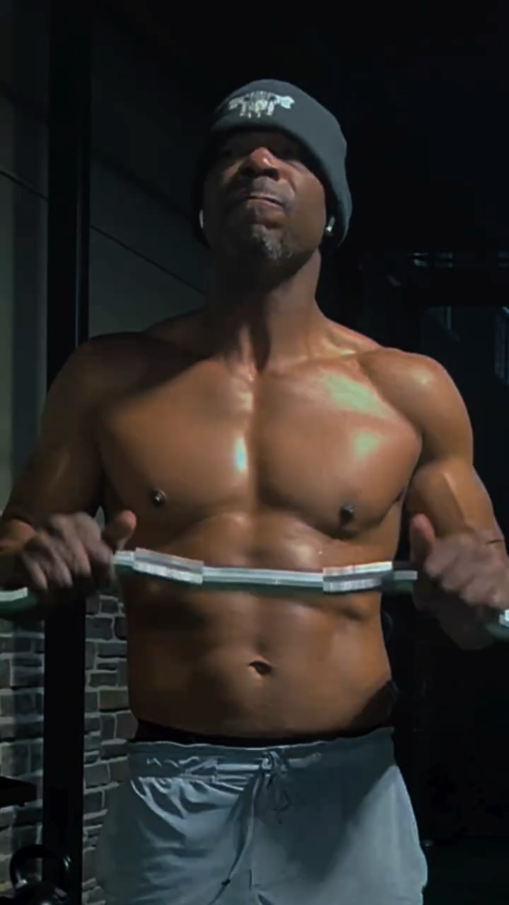 Better “Take It Back” while there is still time 💪🏽
#fitness #gymmotivation #physique #transformation #fitover50 #fitdad #olddognewtricks #absover50 #reels