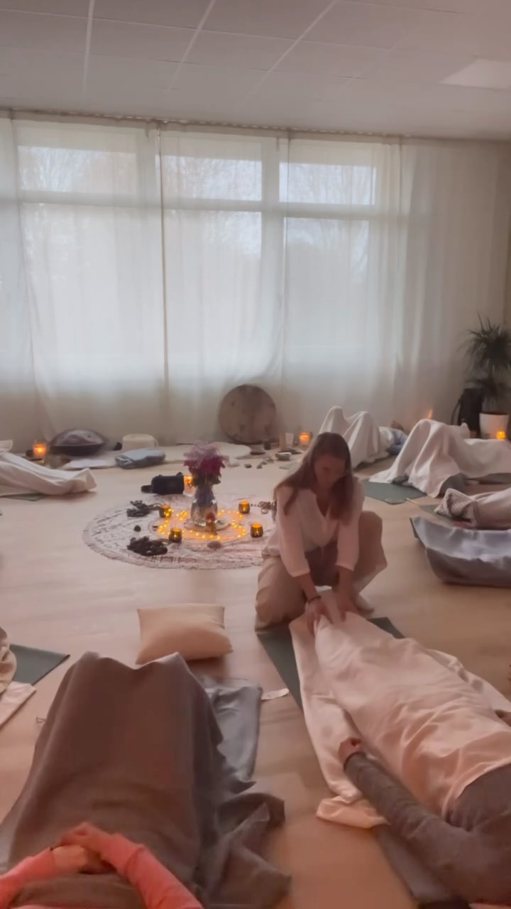 Was für ein Tag .. das Energetic healing Space Tagesretreat, hat namentlich genau eingetroffen.
Es war ein wundervoller Raum für Entfaltung, Hingabe, Öffnung, Verbindung, Loslassen und demnach Heilung.
Spontan: Das erste Mal mein Debüt mit der Handpan und eigenen Mantras, Frequenzen, die berühren. Petra ist mit in den Flow eingestiegen 🥰
Ich bin zutiefst dankbar gemeinsam mit @petrateutrine und allen Seelen, die beteiligt waren, diese magischen Stunden verbracht zu haben. Es war so, als hätten wir dies schon öfters einmal gemeinsam durchgeführt, unser Flow unsere Verbindung, so schön und eine Bereicherung. Danke, für Dein sein!
Es war uns wirklich eine Ehre mit Breathwork, Trance/Hypnose, Kundalini Energie, Reiki und einfach verschiedenen Energiearbeiten Euch unterstützen zu können. Es war intensiv und tief❤️
Es wird wohl ein weiteres Mal geben 😏😏😇🥰✊🏻❤️
Und danke an @entwicklungsquelle für diesen wunderbaren Raum 🥰❤️
#selbstheilung #energiearbeit #kundalini #reiki #reikipractitioner #breathwork #pendeln #quantenheilung #tönen #frequenzen #innerdance #leopoldshöhe #bielefeld #verl #detmold #oerlinghausen #hypnose
