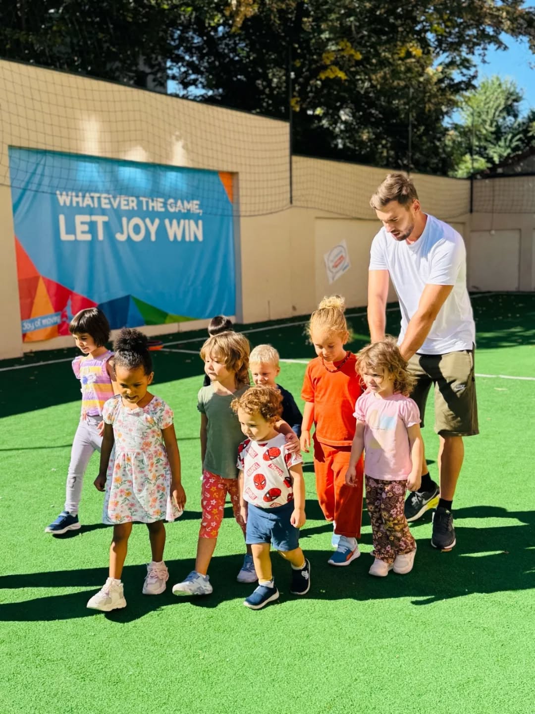 ☀️ We fondly remember the sunny days… so doing sports must never stop, we even love it indoors!
🏃♀️Multisport is fun and helps children stay active and focused, no matter the weather!
💪 Staying active is the key to good health!
Let’s practice sports every day! 🏀