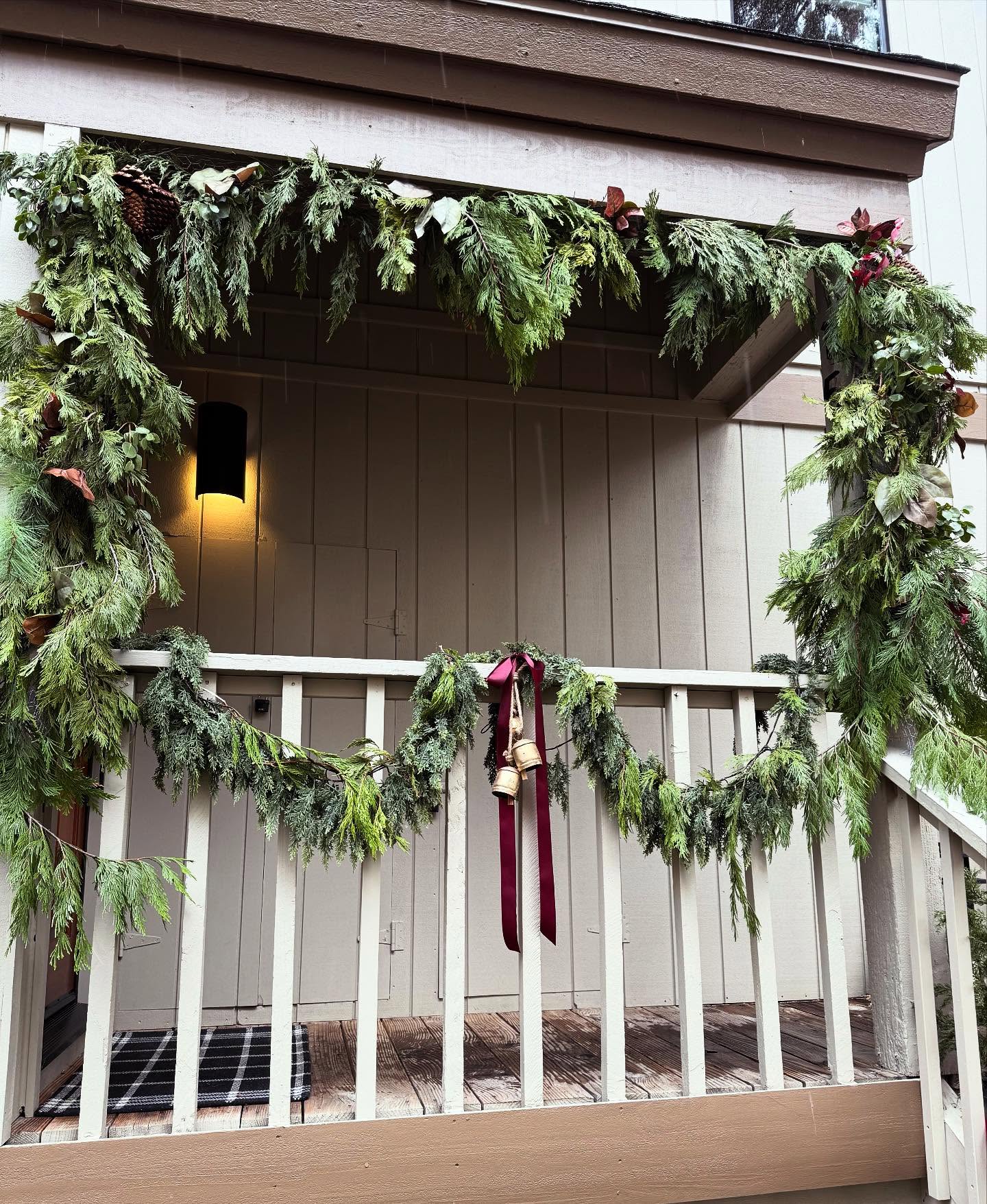 #christmasarch #floralarch #christmasdoor #christmasgarland #holidaydecor #seasonalporchdecor #holidayporch #porchdecor