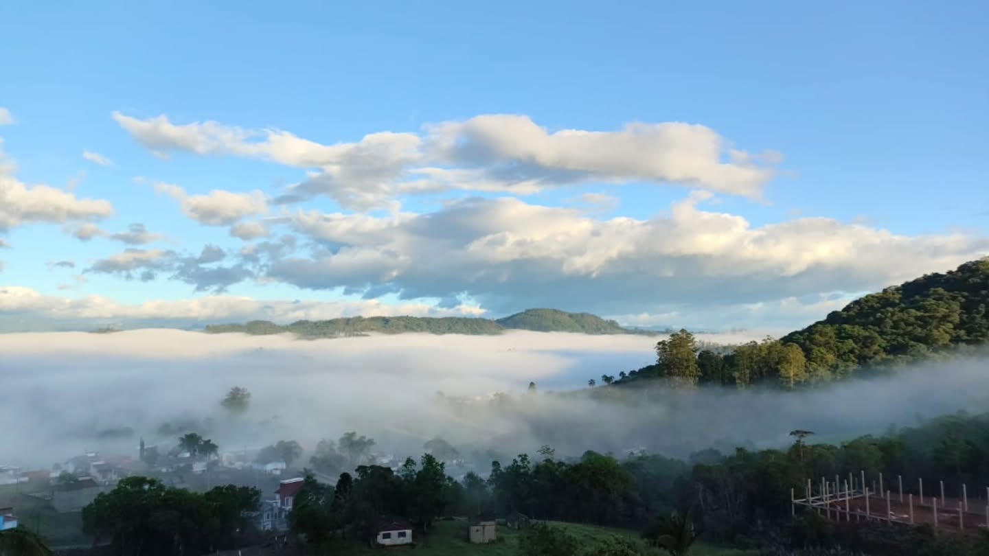 Depois de muita chuva, o amanhecer de sábado nos agraciou com sol para iniciar nossa caminhada pelos caminhos das Pirâmides. Mas depois de 10 km de caminhada, veio a chuva e fomos nos abrigar em uma lanchonete que rolou um festerê muito animado. 👏👏👣🥳🎉🥂