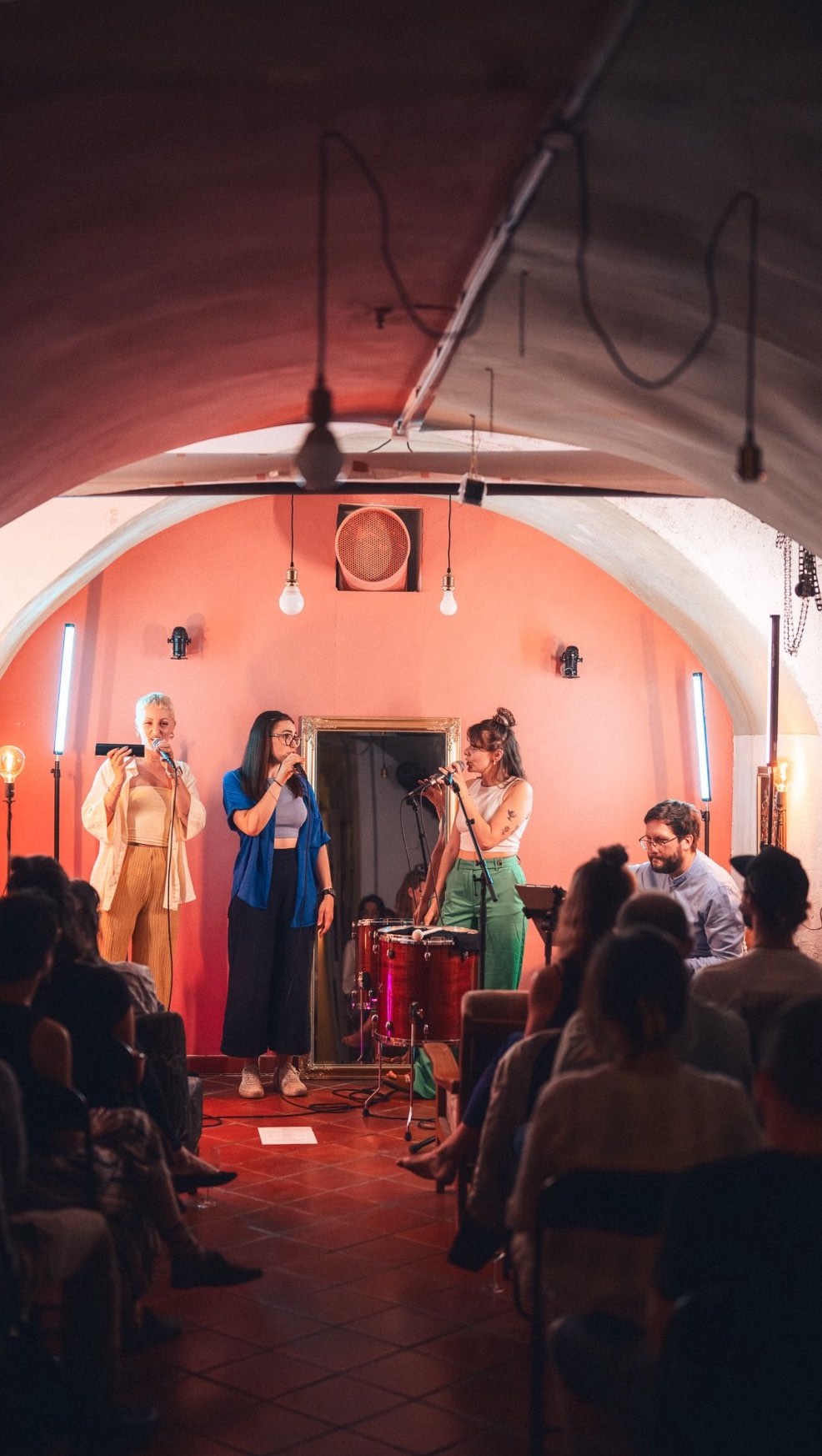 Wir dürfen kommenden Freitag ✨14.11.2025✨ wieder mit dem wunderbaren Andi Fürstner ein schmorrn. akustik Konzert spielen und freuen uns schon sehr 🥰
19.00 | ZONE Kirchberg
Ticketlink in bio 🩷
#mundart #soulaufsteirisch #schmorrn #ifinddiguat