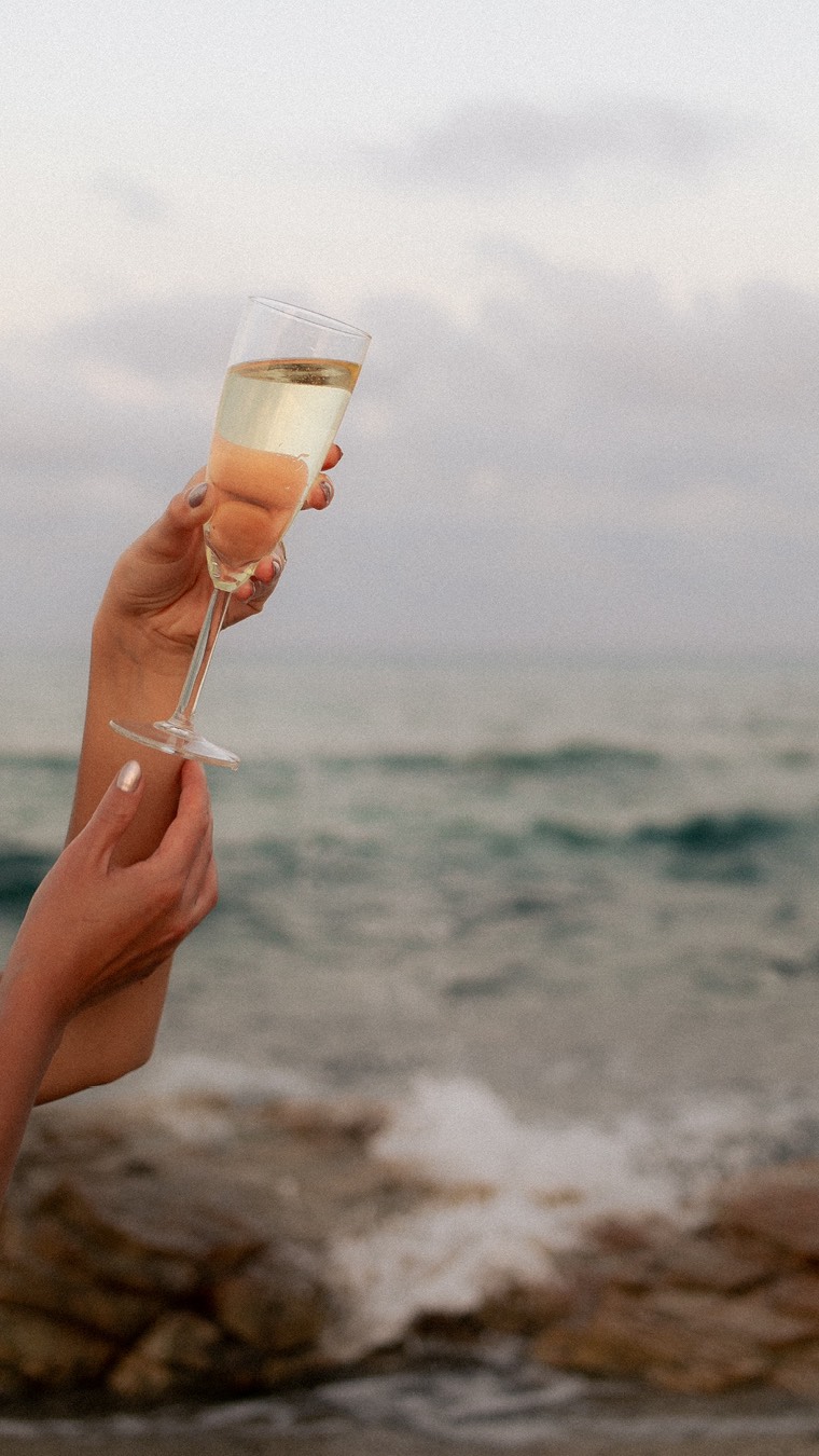 Sunday calls for slow sips and golden moments. ✨
#VieDeRêve #SipTheDream #SundayGlow