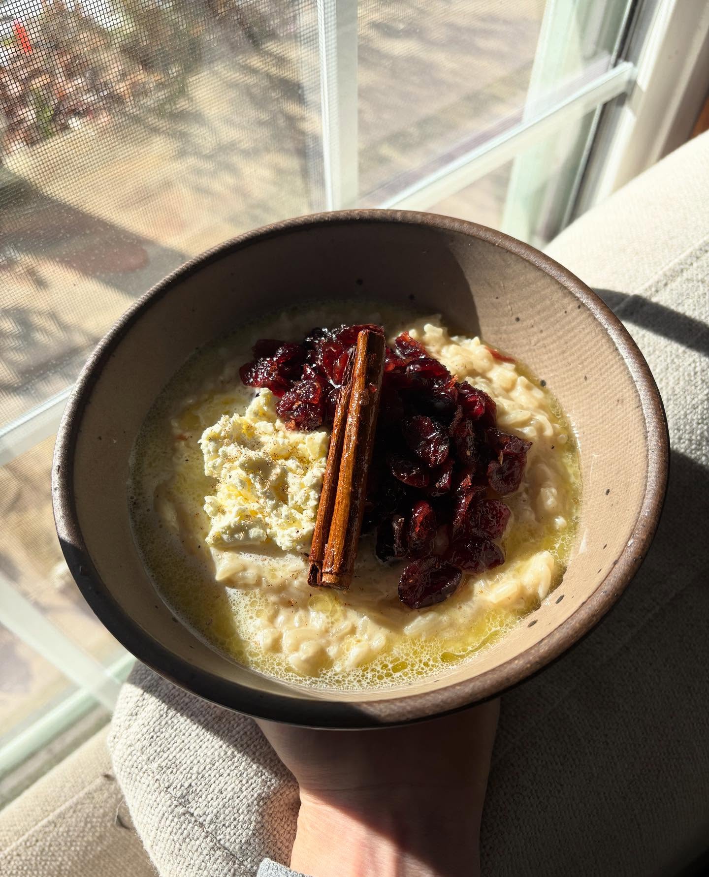 For all the people in my dmâs asking for the recipe for this custardy rice pudding with stewed ginger cranberriesđ¤
Rice pudding:
1 tbsp ghee
1 cup jasmine rice, soaked
3 cups whole milk
1 cup water
1 tsp fresh ginger, grated
1/2 tsp cinnamon
Freshly grated nutmeg
Maple syrup to taste
Stewed cranberries:
1 tbsp ghee
1/4 cup dried cranberries
2 tbsps water
1 tsp fresh ginger, grated
1 cinnamon stick
Freshly grated nutmeg
Melt ghee in saucepan, then add soaked and drained rice. Toast lightly then add in milk, water, and spices. Bring to a boil then simmer until the rice has just begun to break down. Add as much maple syrup as your heart desires.
In a separate pot, add all stewed cranberry ingredients and cook on medium low until the cranberries have absorbed the ghee and water.
I like topping this with copious amounts of whipped cream and a tiny bit of freshly grated nutmegđ¤