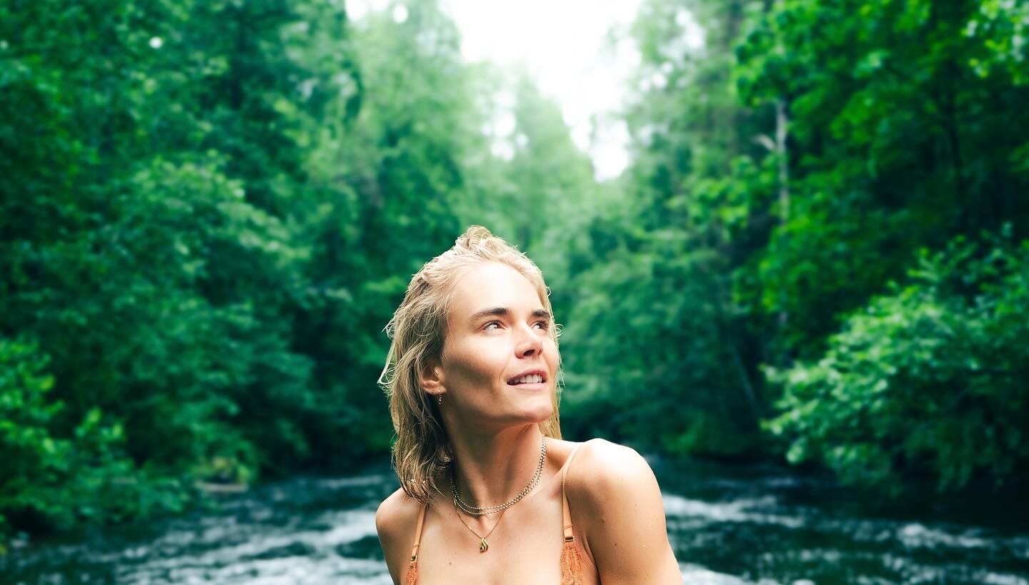 Halusin kirjoittaa sinulle, jolle isĂ€npĂ€ivĂ€ on hauskaa juhlaa monimutkaisempi. â€ïžâđ©č Etenkin sinulle, joka kamppailet ristiriidan kanssa ja ehkĂ€ odotat vain, ettĂ€ tĂ€nĂ€kin vuonna isĂ€npĂ€ivĂ€ olisi jo suoritettu pois alta.
Me emme valitse vanhempiamme, emmekÀ ole vastuussa heidÀn teoistaan. Polut mitÀ isÀmme ovat kulkeneet ovat heidÀn valintojaan ne eivÀt mÀÀrittele sitÀ keitÀ me olemme. ElÀmÀ ei myöskÀÀn aina anna edes mahdollisuutta tutustua omaan isÀÀn syystÀ tai toisesta. IsÀ voi olla vankilassa, vaarallinen, hylÀnnyt meidÀt, kuollut tai jotain muuta - jotain mikÀ on viennyt tiet erilleen.
En usko, ettĂ€ kukaan on vain hyvĂ€ tai vain paha. MeissĂ€ on molempia. Me voimme rakastaa ja kokea silti suurta surua tai jopa vihaa. Muistan, miten erĂ€s ihminen pohti nĂ€iden tunteiden suhdetta itsemurhan tehnyttĂ€ isÀÀnsĂ€ kohtaan. Itsekin olen kamppaillut kivuliaiden tunteiden kanssa, sillĂ€ en ole tuntenut isÀÀni aikuisena vaikka olin pienenĂ€ âisĂ€n tyttöâ. đ„ș
Rakkaus on suurempaa kuin vain biologinen siteemme. Voit olla juhlimatta tĂ€nÀÀn tai juhli ihmistĂ€, kuka on rakastanut sinua kuin isĂ€. Se voi kuka tahansa ihminen elĂ€mĂ€ssĂ€si, joka on arvostanut ja nĂ€hnyt sinut, uskonut sinuun ja ollut turvallinen aikuinen rinnallasi. â€ïž
#isÀnpÀivÀ #ihmissuhteet #elÀmÀ