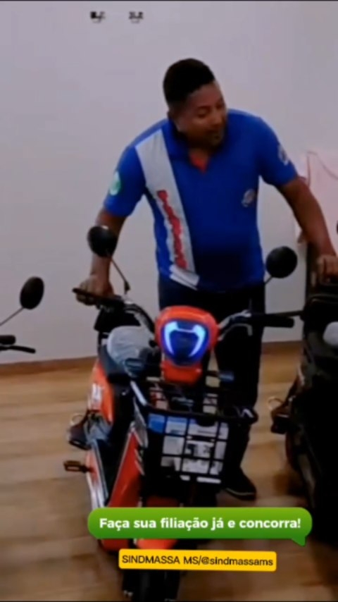 ELAS CHEGARAM! 🚀🏍️💨
Acelera, trabalhador!
O Sorteio de Natal do SINDMASSA MS é REAL e as máquinas já estão na casa! 🤩
Nossas equipes estão a todo vapor!
🛠️ As Scooters estão sendo montadas, testadas e preparadas com todo o carinho para vocês, associados.
Como vocês viram, a galera de Itaquiraí , Iguatemi, Eldorado, Mundo Novo já pode conferir a sua de perto, e ela é LINDA!
Mas calma, não para por aí! ✋
Logo, logo, teremos Scooters chegando em TODAS as nossas subsedes.
Preparem-se, trabalhadores de Dourados, Naviraí, Sidrolândia, Rochedo , Nova Alvorada do Sul, São Gabriel do Oeste e da nossa sede em Campo Grande já estão chegando essa semana mais tardar semana que vem, mas asseguramos que todas já foram compradas e que vai ter sorteio em todos os nossos polos de representação!
Esta é uma conquista GIGANTE! 🏆
Um parabéns especial a toda a diretoria do SINDMASSA MS, que mais uma vez mostra sua força e seu compromisso em valorizar quem realmente constrói o nosso estado.
E aí, quer ganhar essa máquina?
O recado está dado: PARA PARTICIPAR, SEJA FILIADO!
Não perca tempo!
Procure o SINDMASSA, faça sua filiação e concorra.
Em dezembro, uma dessas pode ser SUA!
#SINDMASSAMS #Sorteio #Scooter #NatalPremiado #TrabalhadorValorizado #SindicatoForte #MatoGrossoDoSul #Itaquiraí #Dourados #Naviraí #Sidrolândia #CampoGrandeMS #Premiação #FiqueSócio #IndustriadaAlimentação