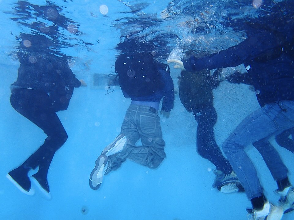 Wat doe je als je met kleren, schoeisel en een rugtas in het water terecht komt? Na een survivalcursus bij ons weet je kind dit. En geloof het maar…. Dat is echt heel zwaar! @zwemschoolvogel