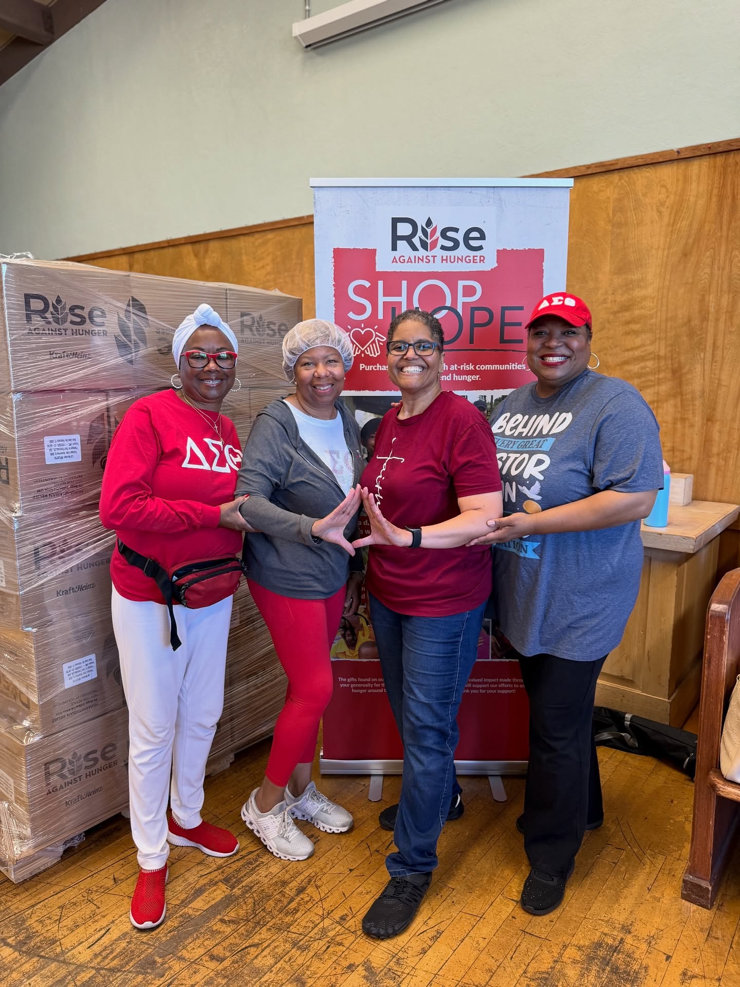 Doing the work, making an impact. 💪🏾 Members of the San Francisco Alumnae Chapter of Delta Sigma Theta Sorority, Inc. joined the Rise Against Hunger food assembly event and helped prepare 17,000 meals for communities around the world facing food insecurity. Service is what we do. ❤️ #DST1913 #SFACDST #RiseAgainstHunger #DeltaSigmaTheta