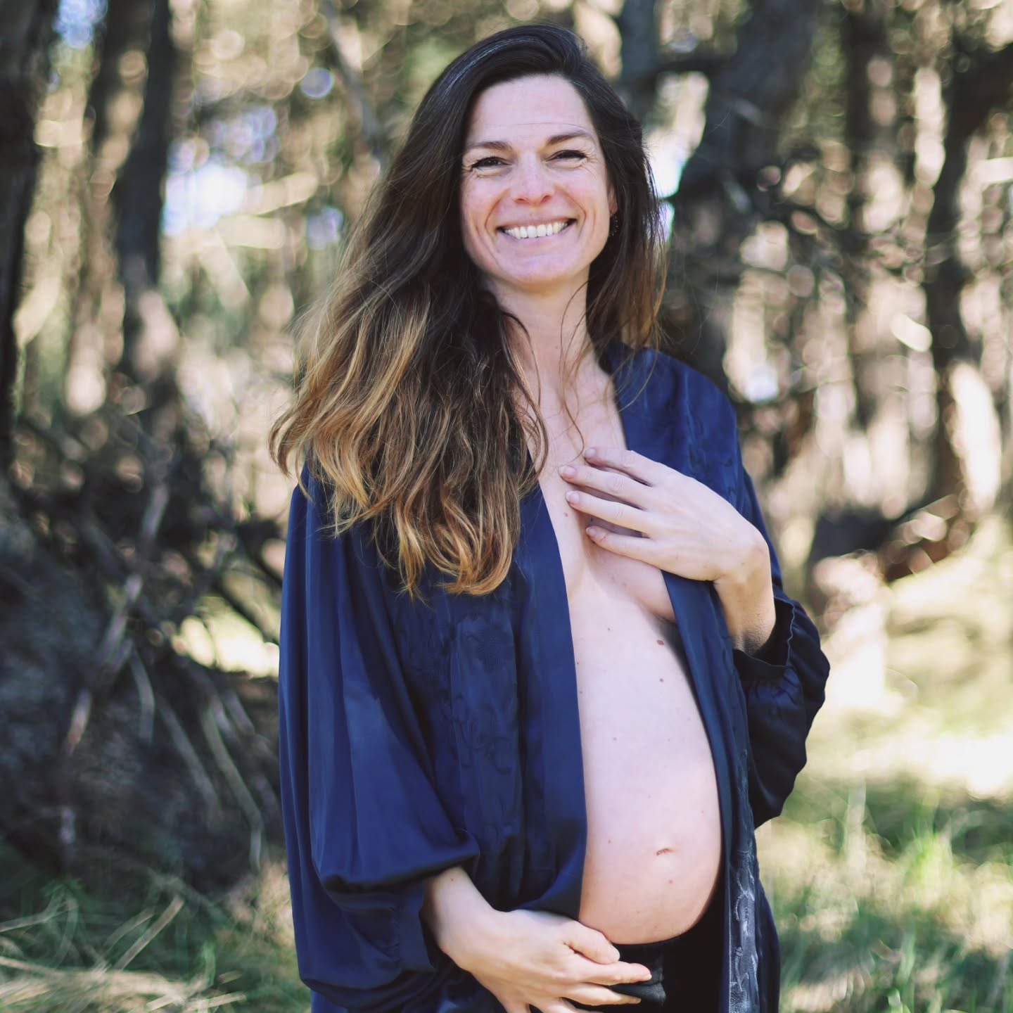 Vandaag straal ik, want ik vier mijn verjaardag!
Iets wat niet vanzelfsprekend is, ik ben niet zo'n verjaardag mens maar ik realiseer me goed dat ik mijn laatste jaar onder de 40 echt wel mag vieren haha.
Daarnaast is het mij eerste verjaardag als mem (Fries voor mama) en vier ik het vandaag in het bijzijn van mijn waanzinnig mooie lieve knappe vrolijke meisje.
De eerste foto is gemaakt door @elisedrenthefotografie en geeft zo mooi weer hoe ik het ervaarde om zwanger te zijn. Vooral de laatste fase dan, dat was genieten. De eerste weken waren vooral pittig haha.
Afgelopen jaar stond in het teken van mijn zwangerschap, de geboorte van mijn dochter en mijn transitie van 'maiden' naar 'moeder'. Werk stond op een lager pitje en was (en is nog steeds) minder belangrijk.
Het betekent natuurlijk niet dat ik stil heb gezeten. Juist mijn persoonlijke reis heeft nog meer kleur gegeven aan 'Vrouw van de Aarde' - ik begrijp steeds beter wat de bedoeling is en waar het voor staat.
Ik heb als vrouw een hele reis moeten afleggen om me veilig te voelen in het uiten van mijn vrouwelijke energie, kracht en authentieke stem. Het was zelfs een reis om die opnieuw te vinden en geboren te laten worden. Wat is mijn plek op Aarde? Waar hoor ik thuis? Wie ben ik (echt)?
Vrouw van de Aarde is een veilige haven die ruimte geeft om antwoord te vinden op deze vragen. Dat doen we niet alleen door gezellig samen te komen als sisters, nee het vraagt om moed en doorzettingsvermogen om het pad van heling te bewandelen. Zodat we kunnen gaan herinneren en kunnen ontwaken.
Dat is mijn pad en die bewandel ik niet alleen voor mezelf, ook voor mijn meisje, voor moeder aarde en alle andere vrouwen in lijn en het collectief.
Het volgende jaar gaat over wortels schieten - ik en dus Vrouw van Aarde mag gronden in de vorm waarvoor het bestemd is.
In de stories biedt ik je overigens vandaag een mooi cadeau aan - aan heerlijke korting op de 7 replay series van de Vrouw van de Aarde Summit + extra inspirerende masterclass. Of;
Comment 'Cadeau' voor de link met meer info.
Er staan ook nog twee live events op de planning, zie de link in bio voor meer info ❤️
Liefs Yolen