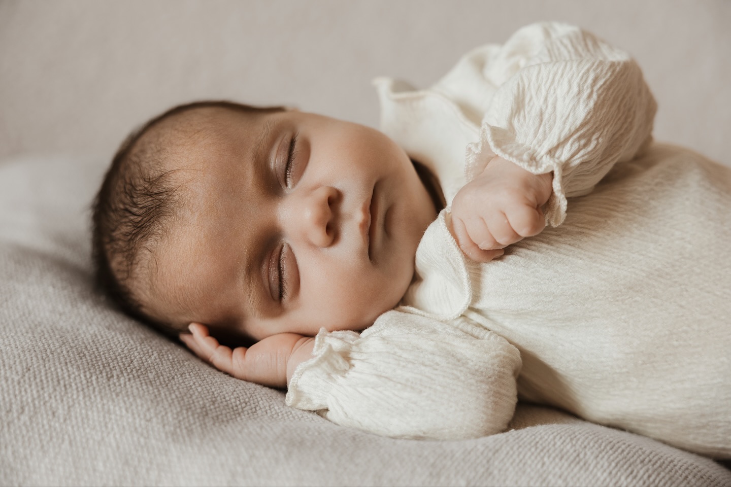 Aquests últims mesos a l’estudi han vingut nadons com la petita G… i no puc estar més contenta de formar part d’aquest moment tant especial. 🥺
De vegades pensem que si no fem la sessió newborn just arribar a casa, ja “no toca”, però no és així. Sí que és cert que els primers 15 dies són ideals perquè dormen més i mantenen aquella postura recollideta… però quan ja tenen algunes setmanes més també es poden fer fotografies igual de boniques i naturals com aquestes.
De fet, cada etapa té coses que enamoren: els gestos, les mirades mig adormides, la manera com es relaxen quan es senten segurs. I tot això també és un record que val la pena guardar.
📲 Si teniu dubtes, necessiteu informació o voleu saber quin tipus de sessió s’adapta millor al vostre moment, escriviu-me amb tota la confiança i en parlem.
📆 I si teniu clar que voleu preservar aquests primers records, podeu reservar la vostra sessió a través de l’enllaç del meu perifl. Estaré encantada d’acompanyar-vos. 🤍✨
Una abraçada,
Andrea Pop
🖥️ www.andreapopfotografia.com
✉️ andreapopfotografia@gmail.com
📲 687 69 44 61
.
#andreapopfotografia #tremp #pallarsjussà #pallars #lleida #catalunya #viujussà #igerslleida #igerspallars #igerscatalunya #fotografialleida #fotografiapallars #fotografadefamilia #fotografiadematernidad #fotografiadefamília #maternidad #maternitat #paternidad #paternitat #newborn #recentnascut #newbornlifestyle #fotografianewborn #fotografanewborn #reciennacido #bebé #familia #fotografiadebebes #fotograflleida #fotografpallars