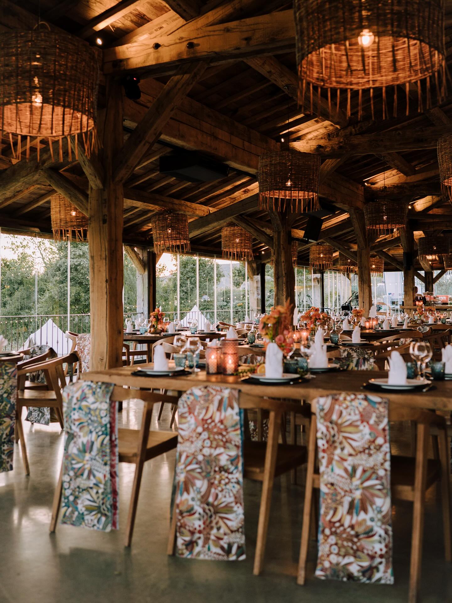 Provence, été 2025. Mat et Dan c’était piquant, vibrant, dansant. C’était généreux et fou. C’était 15 mois de travail, 3 jours de mariage et c’était vraiment bien
Lieu @domaine_de_bres
Planner & designer @lafileuse_dorties
Assistante Wedding planner @aneiaevents
Photographe & Videaste @ozariaweddings
Fleuriste @fleur_soleil__marseille
Dj @bazmusiclightconcept
Papeterie @twomadeonestudio
Traiteur @maison_nans
Officiant @humanisthme
Muah @elodiesellito