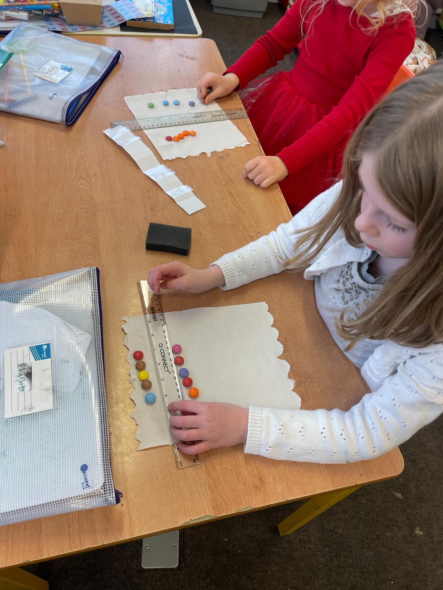 Halving in 1st class. The best part? Eating the smarties afterwards 🤗 #maths #fractions #activelearning #firstclass @educate.together