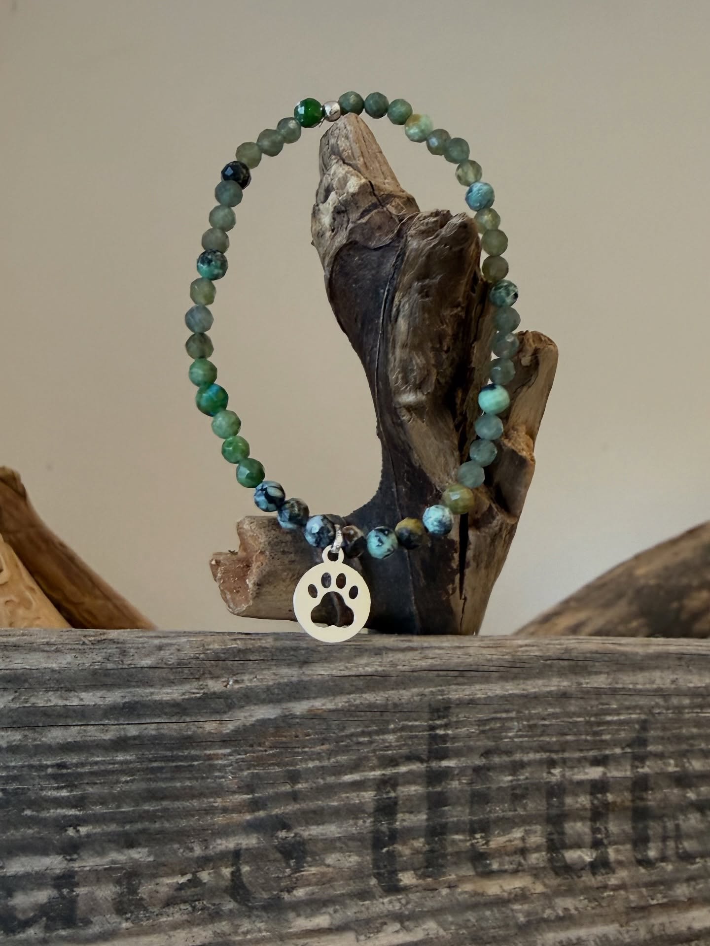 Armband „Herzenspfote“ – Grüner Apatit & Variscit
Ein Schmuckstück für Herzmenschen und Tierseelen 💚
Dieses feine Armband vereint die sanfte Energie des grünen Apatits mit der heilenden Schwingung des Variscits – zwei Steine, die auf wundervolle Weise das Herzchakra ansprechen und tiefgehende emotionale Heilung fördern.
✨ Grüner Apatit öffnet dein Herz für Vertrauen, Mitgefühl und die Freude am Leben. Er unterstützt dich, alte Verletzungen loszulassen und dein inneres Licht wieder zu spüren.
🌿 Variscit schenkt Ruhe, Hoffnung und Zuversicht – besonders in Zeiten, in denen das Herz Trost sucht. Seine sanfte Frequenz erinnert dich daran, dich selbst liebevoll zu halten und den Fluss des Lebens wieder zuzulassen.
Das zarte Pfoten-Symbol aus 925er Silber steht für bedingungslose Liebe, Treue und die Seelenverbindung zwischen Mensch und Tier. Es erinnert daran, dass Heilung oft durch die stillen, treuen Gefährten an unserer Seite geschieht.
Ein Begleiter für Herzöffnung, emotionale Balance und die Rückverbindung zu allem Lebendigen.
Jedes Armband ist ein handgefertigtes Unikat – so einzigartig wie die Liebe, die du in dir trägst.