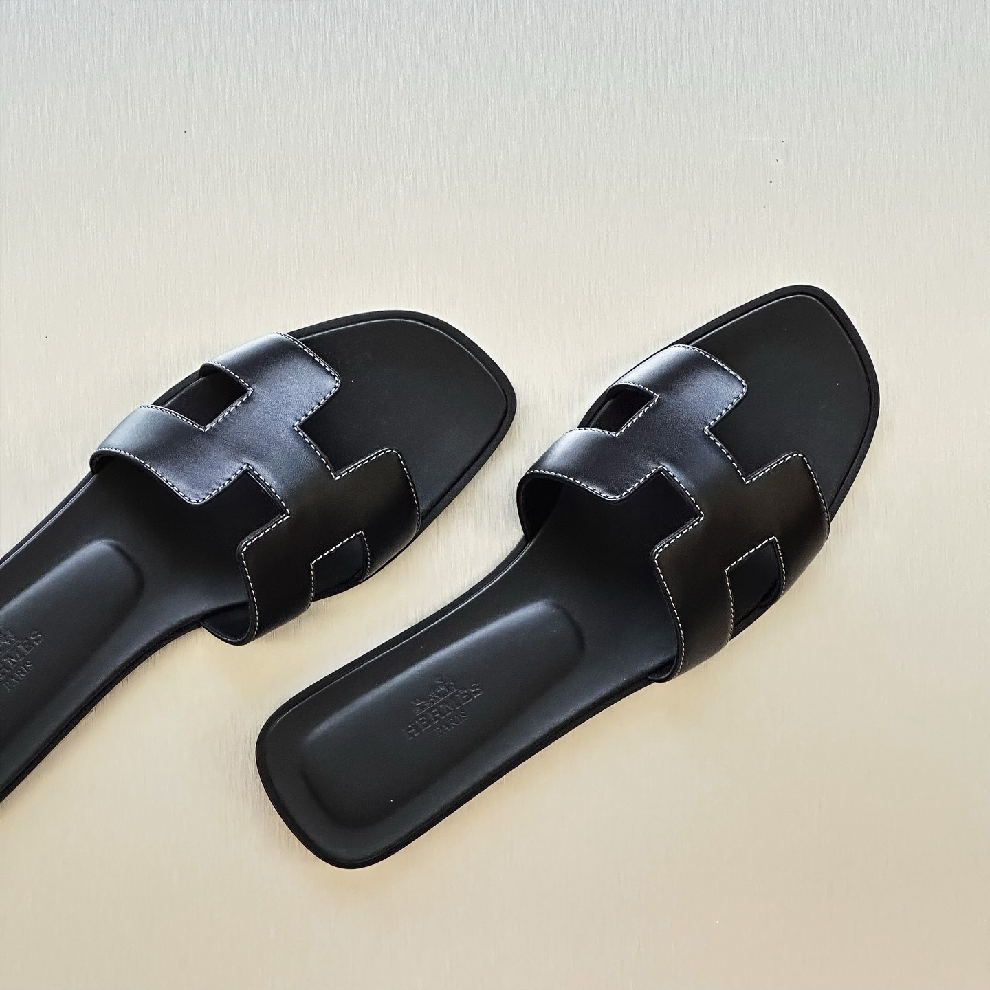 Iconic. Effortless. Always in style. đ¤ The Hermès Oran Sandal in black is a wardrobe essential youâll wear on repeat.
For more information, please refer to the website link provided in the bio.
Listing no: 200957
Opuluxe.sg is not affiliated to the brands featured. We are an independent consignment platform of authenticated luxury products. All trademarks and copyrights remain sole property of the brands.