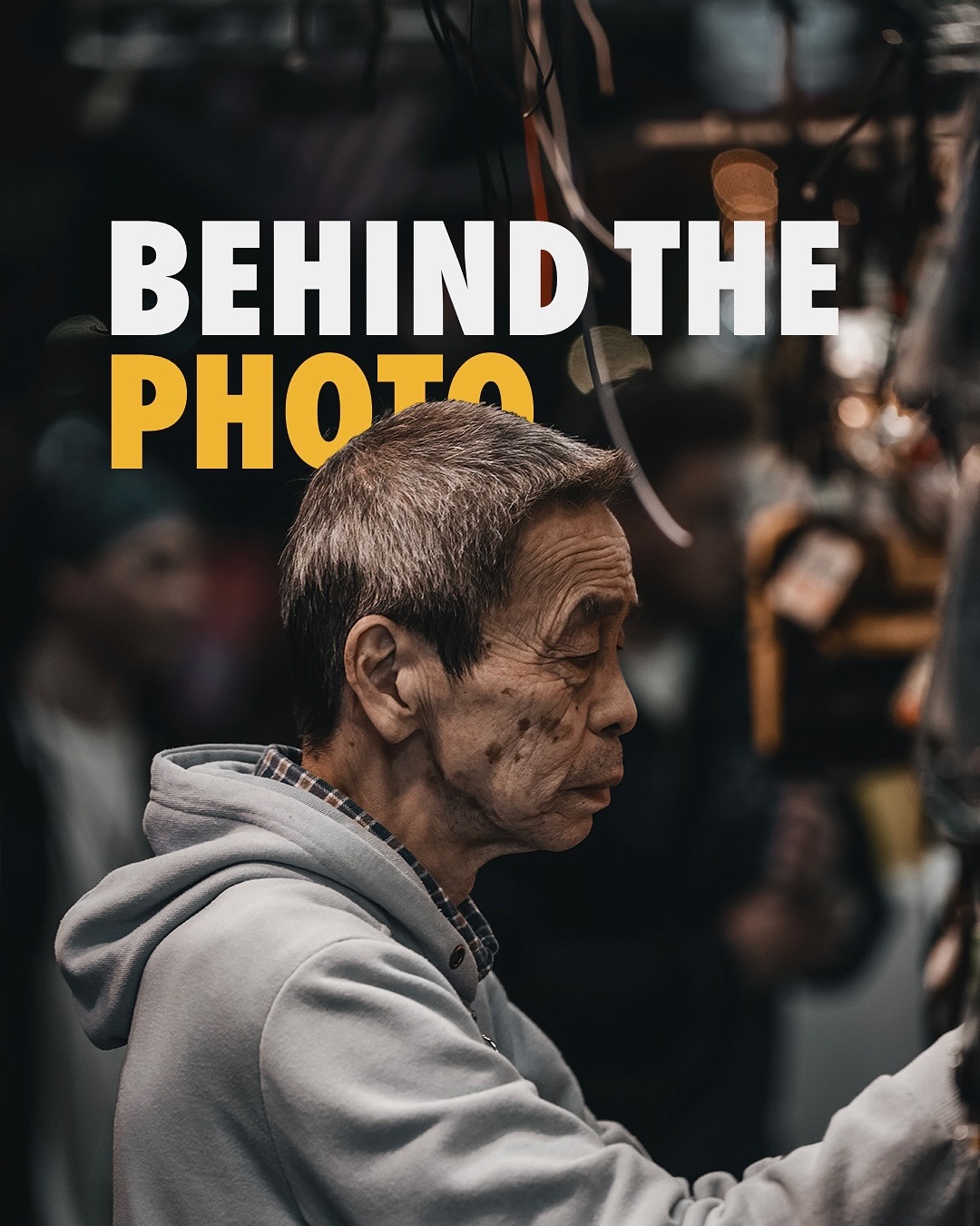 Manchmal vergesse ich, wie viele Geschichten in einer Stadt stecken, bis ich wieder mit der Kamera unterwegs bin. In Tokyo wird das besonders deutlich. Da ist der ältere Mann am kleinen Marktstand, der so wirkt, als hätte er alle Geräusche der Stadt längst sortiert. Er bewegt sich langsam, aber mit einer Sicherheit, die man nur bekommt, wenn man etwas seit vielen Jahren tut. Nicht laut. Nicht auffällig. Einfach da.
Ein paar Straßen weiter wartet einer auf dem Fahrrad an der Ampel. Die Hände auf dem Lenker, die Einkaufstüte im Korb. Ein Moment Stillstand in einer Stadt, die eigentlich nie anhält. Ich mag diese Sekunden, in denen Menschen kurz aus ihrem Alltag fallen und einfach nur atmen.
Dann habt Ihr diese Gassen, die nachts warm leuchten. Paare, die nebeneinander laufen, aber gedanklich manchmal ganz woanders sind. Gespräche, die leise sind, aber trotzdem Gewicht haben. Und Köche, die im Dampf ihrer Küchen verschwinden, als wären sie Teil eines eigenen kleinen Universums. Konzentriert, ruhig, fast meditativ. Daneben Typen, die beim Essen eine Zigarette rauchen und mit einem Satz alles erzählen, was man über ihren Tag wissen muss.
Und dann wieder ein Geschäftsmann im traditionellen Gewand, der auf sein Handy schaut, als wäre der Kontrast das Normalste der Welt. Tokyo ist genau das. Widersprüche, die keine sind. Vergangenheit und Gegenwart, die sich nicht im Weg stehen, sondern nebeneinander Platz nehmen.
Wenn ich fotografiere, geht es nicht darum, etwas perfekt festzuhalten. Sondern darum, das zu sehen, was man im Vorbeigehen oft übersieht. Die kleinen Pausen im Lärm. Die Menschen, die nicht versuchen, gesehen zu werden. Genau dort liegt für mich die Schönheit der Streetphotography.
#tokyo #streetphotography #urbanstories #everydaytokyo #japanstreets #visualstorytelling #citymoments #fokusfernweh