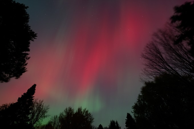 Here’s my contribution to tonight’s Northern Lights extravaganza. #outmybackdoor #lookup #northernlights #auroraborealis