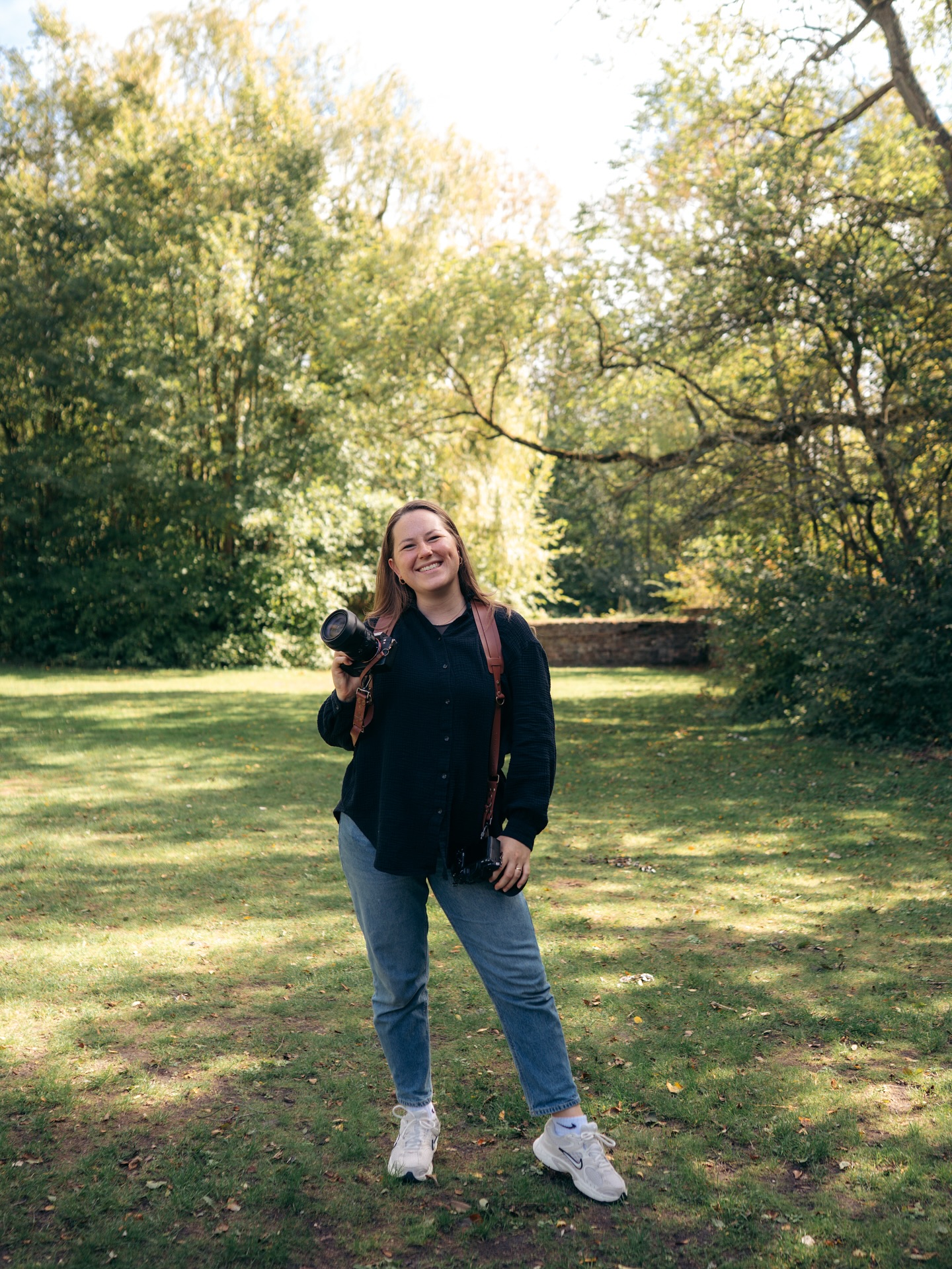 Upps, nooit voorgesteld! 👀
Ik bedacht me laatst dat ik me hier op dit profiel eigenlijk nooit écht heb voorgesteld. Nou, better late than never!
Hi! Ik ben Tine 😊
Versgebakken mama, hondenliefhebber (en ook hondenmama 🐾), en gek op licht, liefde en emoties.
Sinds een jaartje of drie is fotografie voor mij veel meer geworden dan alleen een hobby.
Ik begon ooit met het fotograferen van reizen en vakanties – zoals velen van ons. Totdat vrienden me vroegen hun bruiloft vast te leggen. Ik werd op slag verliefd op de sfeer, de liefde en de magie van zo’n dag.
Niet veel later vroeg mijn lieve schoonzusje of ik newbornfoto’s van hun gezin wilde maken… zeker wil ik dat! En opnieuw werd ik verliefd. Deze keer op de rauwe, pure emoties in zo’n intieme periode.
En nu mag ik van alles vastleggen en daar hou ik enorm van. Van bruiloften, familie foto’s, Newborn tot evenementen. 💛
O ja, nog iets over mij: ik kom uit Duitsland en ben ruim 12 jaar geleden voor de liefde naar Nederland verhuisd. Ik spreek dus Duits, Nederlands én Engels – handig als je in het buitenland wil trouwen of shooten!
Als afsluiter nog vijf leuke feitjes over mij:
1. Liever koud dan warm. Terwijl ik het altijd koud heb ga ik liever naar een koude bestemming op vakantie dan een warme.
2. Ik ben nooit te laat, liever 15 minuten te vroeg 👀
3. Ik hou niet van koffie 🤫
4. Wandelen doe ik het liefst in de regen 🙃 dan lijkt de wereld zo rustig en daar hou ik van.
5. Ik vind het moelijk om op Social Media te posten. Het blijft een dingetje. Maar we gaan het gewoon doen!
Dus… dat ben ik! En wie zijn jullie? 😊 Ik hoop jullie snel voor mijn lens te hebben en jullie te leren kennen!
Liefs, Tine
📸 Foto door de lieve @eylemfotografie, tijdens mijn eerste bruiloft na mijn moederschapsverlof 😍