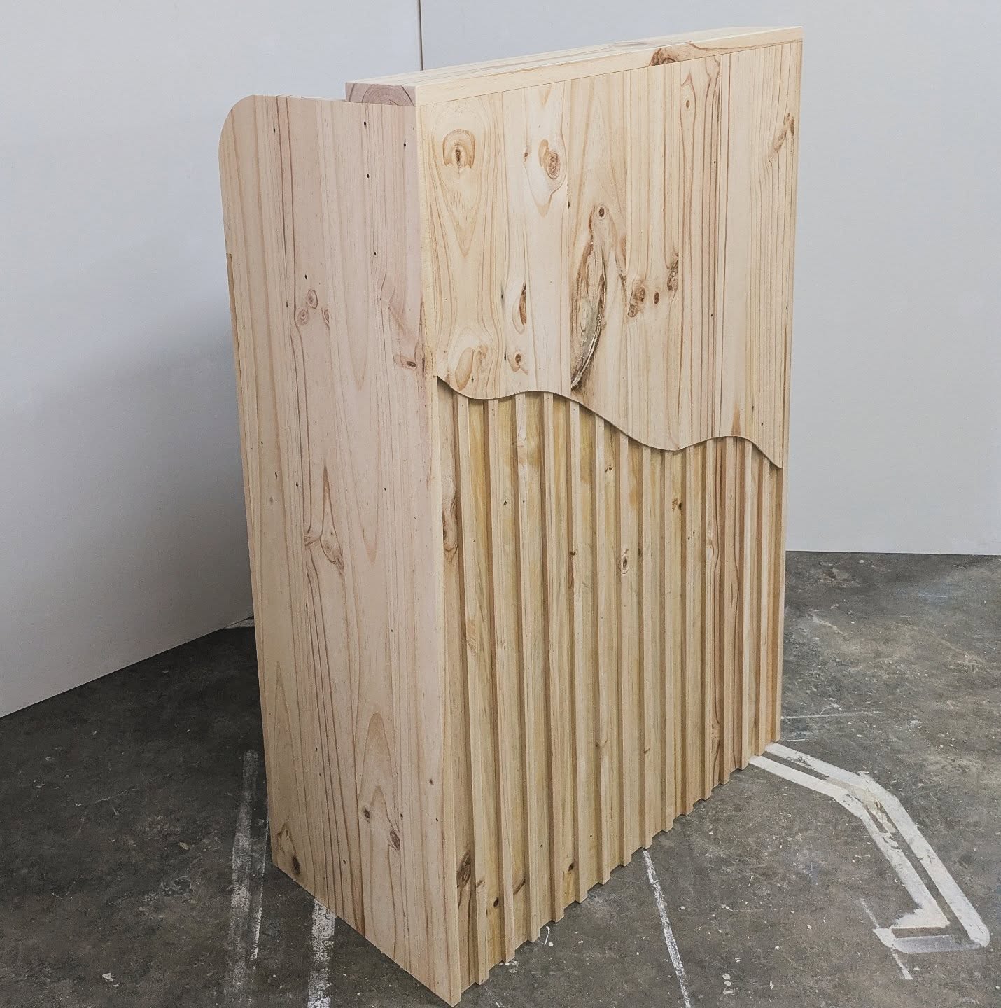 Who says reception desks can’t have personality? 😍
The customer was after something small but could stand out as a welcome desk. Made from reclaimed wood, because even the front desk deserves to shine! ✨
#knotsandgrains #GoldCoastBusiness #ReclaimedWood #ReceptionDesk #CustomFurniture #HandcraftedDesign #SustainableStyle #MadeOnTheGoldCoast #LocalBusiness #WoodworkDesign