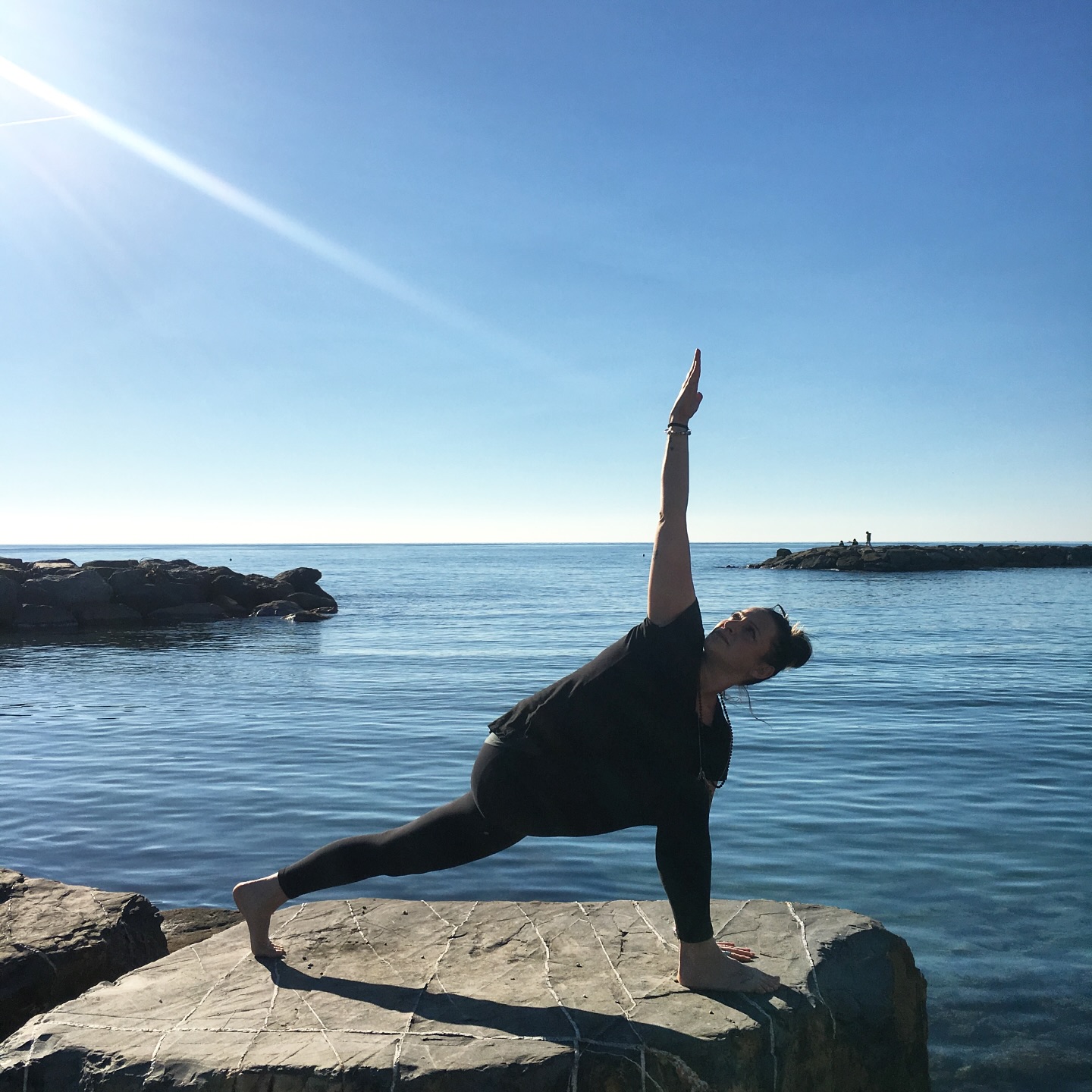 La semplicità di un asana, la profondità del suo lavoro su di noi. Parivrtta Parsvakonasana – Posizione dell’Angolo Laterale Ruotato
Nel radicamento trovo la forza, nella torsione la libertà.
Ogni respiro scioglie, purifica, rinnova.
#parivrttaparsvakonasana #yogasantosha #yogaalmare #forzaefluidità #yogalegnano #santosha #yogalife