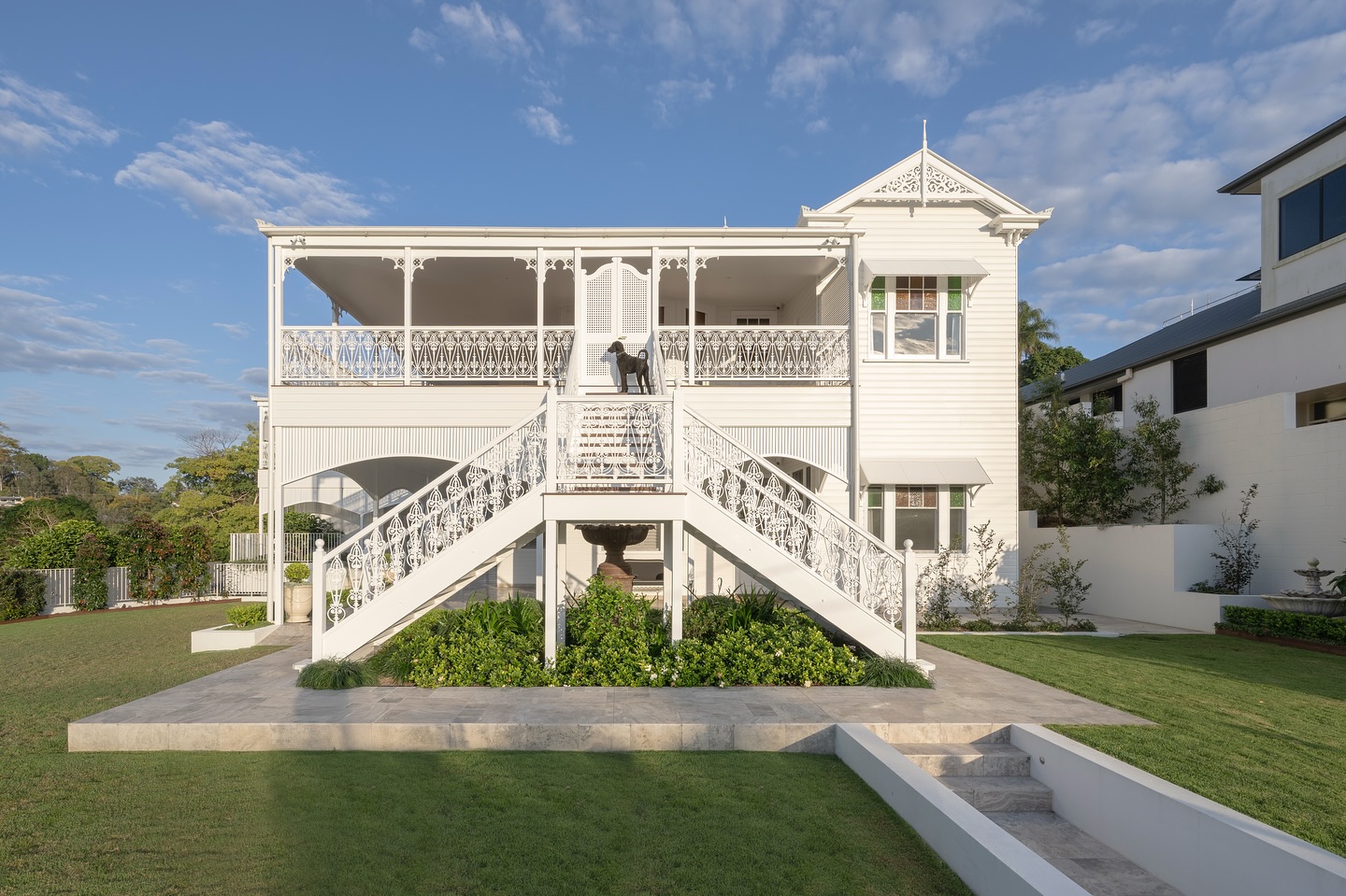 Jessop House - An iconic Brisbane Queenslander, brought back to life. More photos to come.
🔨 @cghconstructions
🏢 @propertyprojectsaustralia
📐 @ingineered
🌱 @thegardenbuildersbrisbane
📷 @alannajaynemctiernan
#queenslandarchitecture #queenslanderrenovation #brisbanearchitecture #brisbanearchitects #queenslandhomes