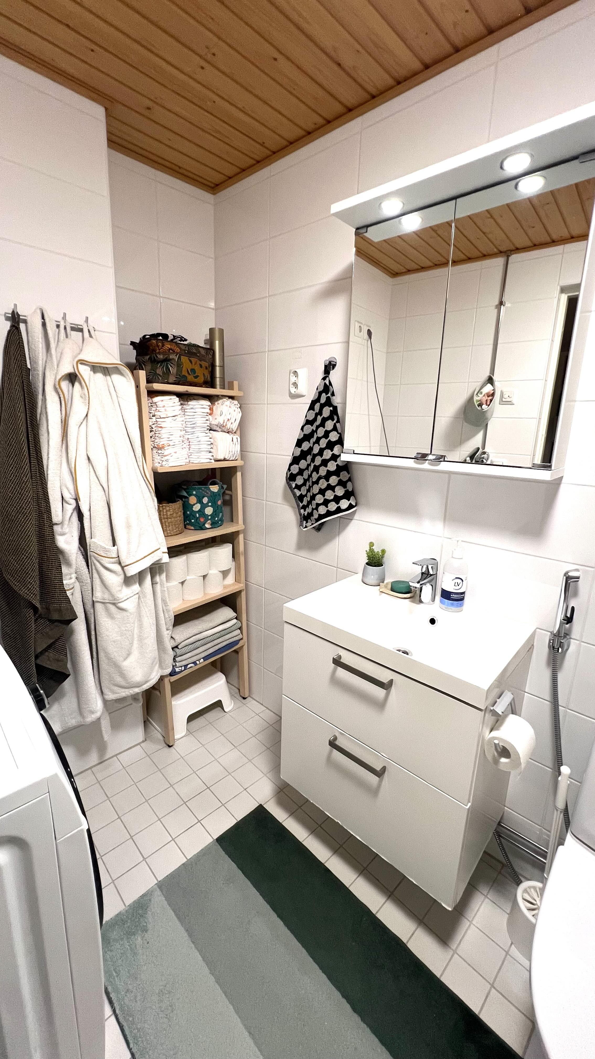 Kylppäri: 💅🏼✨🫧
Kylpyhuoneen siivous kuuluu kodin Perussiivous-pakettiin ja tekee todellakin vaikutuksen. Myös kylppäri ansaitsee glow up:n muiden huoneiden ohella🙂↕️
Milloin viimeksi hemmottelit omaa kylpyhuonetta? 🛁
#kotisiivous #ennenjälkeen #beforeafter #Perussiivous