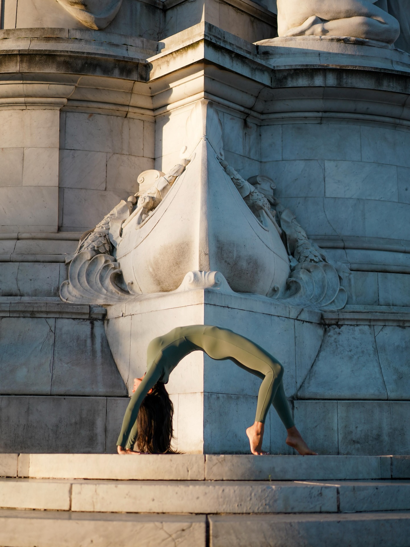 Practicing yoga is how I say « thank you » to my body who works tirelessly everyday to keep me safe from illness.
Through the poses I keep it keep it supple, strong and balanced.
Through the breath, I cultivate calm and resilience.
I take care of my body and it takes care of me.
How do you say « thank you » to your body?
Don't have a practice? I invite you to choose one thing that you do each day to say « thank you » to the billions of cells all working together to keep you healthy; 24-hours-a-day ninja chopping cancer cells, bacteria, viruses, etc.
Please let me know your thoughts in the comments below and let's keep the conversation going. @kimreartedesantiago
📸: @kohnobe
📍: Buckingham Palace, London, U.K.