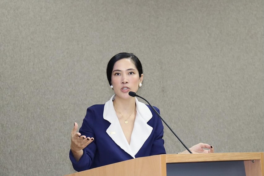 No dia 06/11/25, a Presidenta da APROMP, Dra. Esther de Amorim Marinho Sio, participou da Mesa-redonda 1 (MR1) - Direito administrativo e políticas públicas: ferramentas de controle e diálogo do 1º Congresso Tocantinense de Direito Administrativo, realizado no Auditório do MPE/TO.
Além da Procuradora do Município, a mesa era composta pela Conselheira do TCE/TO, Dra. Doris de Miranda Coutinho, pelo Defensor Público Geral do Estado do Tocantins, Dr. Pedro Alexandre Conceição Aires Gonçalves e pelo Professor Doutor da UFG e Presidente da Rede Direito e Políticas Públicas, Dr. Saulo de Oliveira Pinto Coelho, tendo como mediadora a Promotora de Justiça do MPE/TO, Dra. Thaís Cairo Souza Lopes.
As reflexões trazidas pela Mesa trouxeram importantes perspectivas a respeito da realização de Políticas Públicas efetivas, tendo no Diálogo e na Avaliação importantes ferramentas de controle.