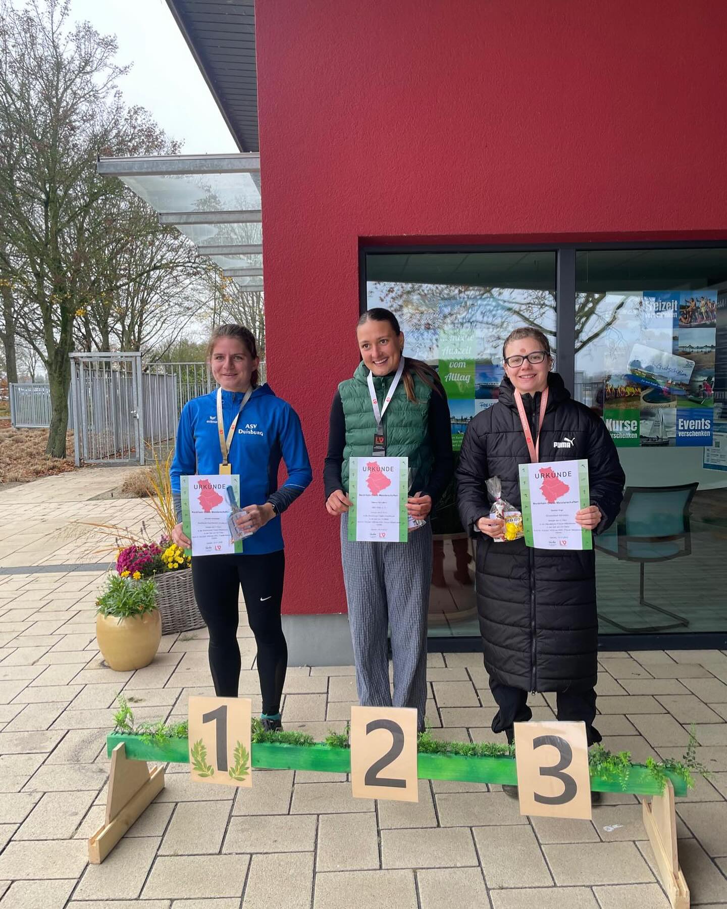 Nordrheinmeisterschaften im Crosslauf in Xanten 🌬️🔥
Ein erfolgreicher Wettkampftag liegt hinter uns! Unsere Athlet:innen haben heute in Xanten großartig gekämpft und tolle Ergebnisse erzielt:
🥉 Denise Vogt läuft ein starkes Rennen und sichert sich Bronze bei den Frauen – herzlichen Glückwunsch!
Jakob Nowicki-Koth erreicht Platz 13 bei den Männern – super stark!
Yahya Jaouhari Ouatam wird 15. in der MU18 – klasse Leistung!
#Nordrheinmeisterschaften #Crosslauf #Xanten #fasterhigherfurthertogether