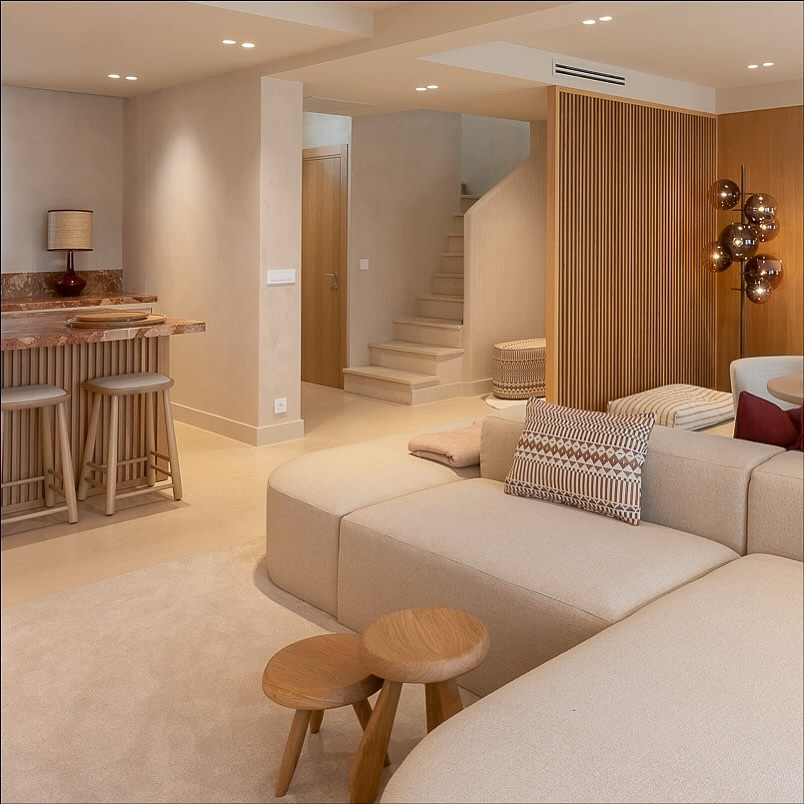 Less noise, more feeling. The AVENUE sofa, custom rug, and FELIX bar chair — a trio that defines modern comfort. 🤩
project @siento.interior
📷 @elia.kuhn.photographe
#elixhome #furniture #customized #belgianbrand