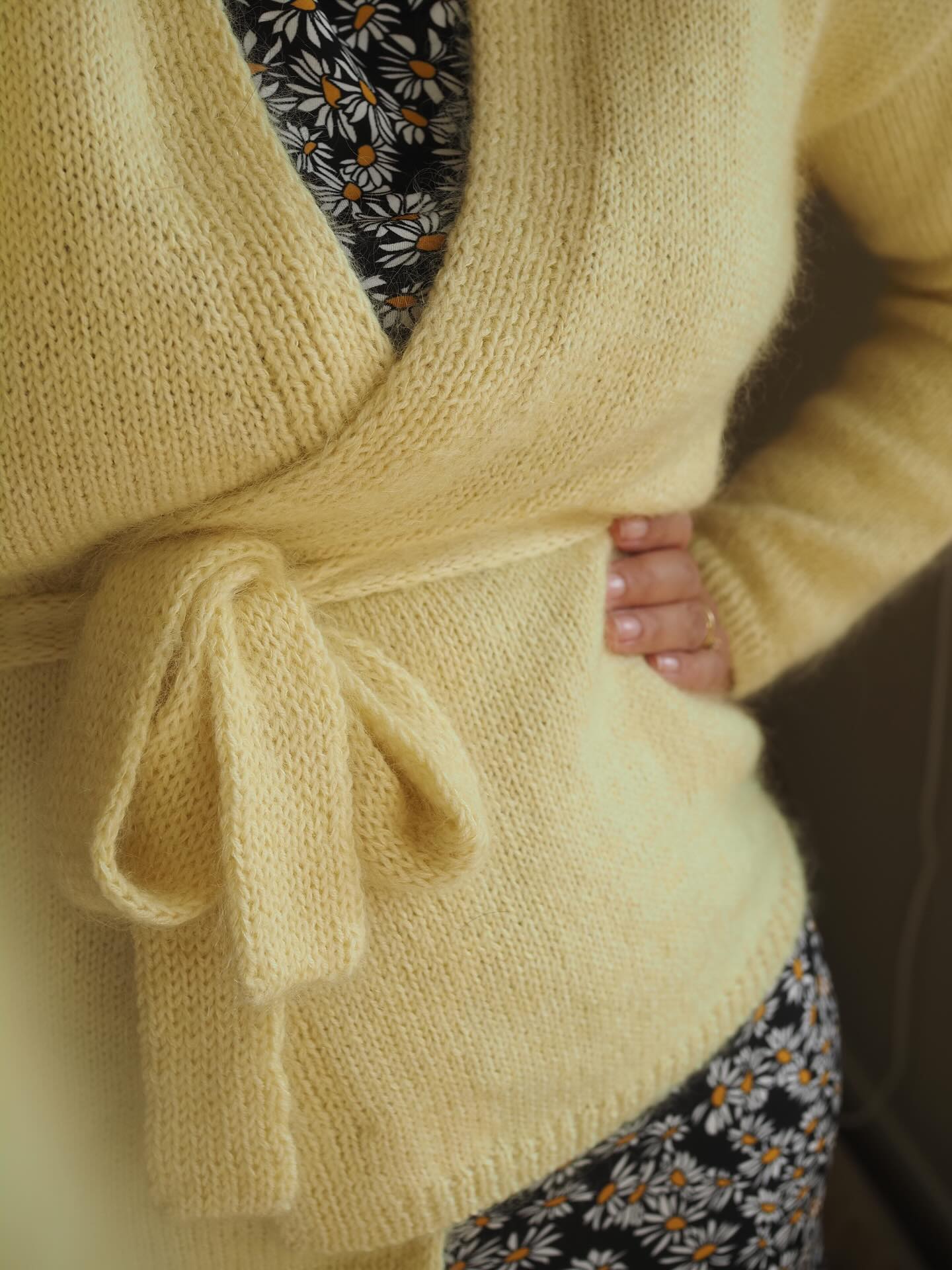 RÊVERIE c’est un gilet à porter ouvert comme une veste ou fermé croisé comme un cache cœur.
La broderie 🌼 ne fait pas partie de la fiche mais c’est quelque chose que vos pouvez ajouter à n’importe quel tricot. En ton sur ton comme ici ou contrasté.
🐿️ Retrouvez La Fiche tricot en 9 tailles en français et en anglais sur Ravelry et www.AtelierEmilie.com
.
.
#atelieremilie #ateliermiliedesigns
#knitting #knitweardesigner #mohairaddict
#tricotété #summerknitting knit knitting knitter
#tricot #strikk tricot #jeportecequejetricote
#giletreverie #giletreverie