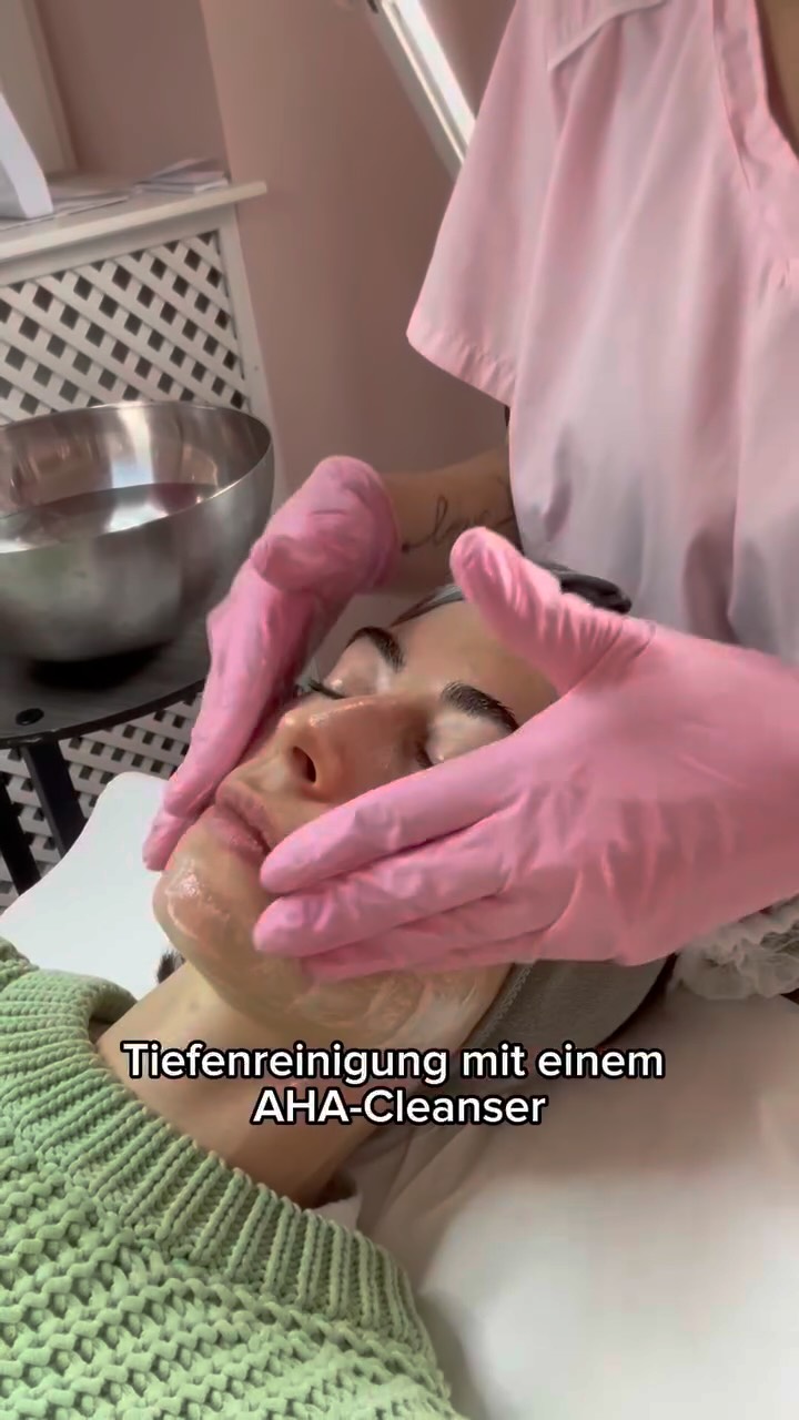 Mama verdient nur das Beste!
Buche jetzt unser ASAP Mini-Facial mit -15 % Rabatt, wenn du gemeinsam mit deiner Mama kommst – sie bekommt ebenfalls -15 % auf ihre Behandlung zur gleichen Zeit!
Was erwartet euch?
✨ Tiefenreinigung mit einem AHA-Cleanser
✨ AHA- & BHA-Maske für porentiefe Reinigung & sanftes Peeling
✨ Liquid Platinum Serum für den ultimativen Glow
✨ Individuell gemixte Pflegemaske mit Vitamin B, Niacinamid & Aloe Vera
✨ Abschließend: eine entspannende Gesichtsmassage
Schenkt eurer Haut neue Frische – und euch gemeinsame Verwöhnzeit!
Jetzt Termin sichern & gemeinsam strahlen! Gutscheine erhältlich!
#Muttertag #GlowTogether #MamaZeit #SkincareVienna #ThurnBeauty #FacialVienna #BeautyTime #SkincareRoutine #AustrianBeauty #ViennaMamas #Gesichtsbehandlung #GlowUp #SelfcareWithMom #Verwöhnzeit #SkincareGlow #ViennaFacials #SkincareAddict #BeautySalonVienna