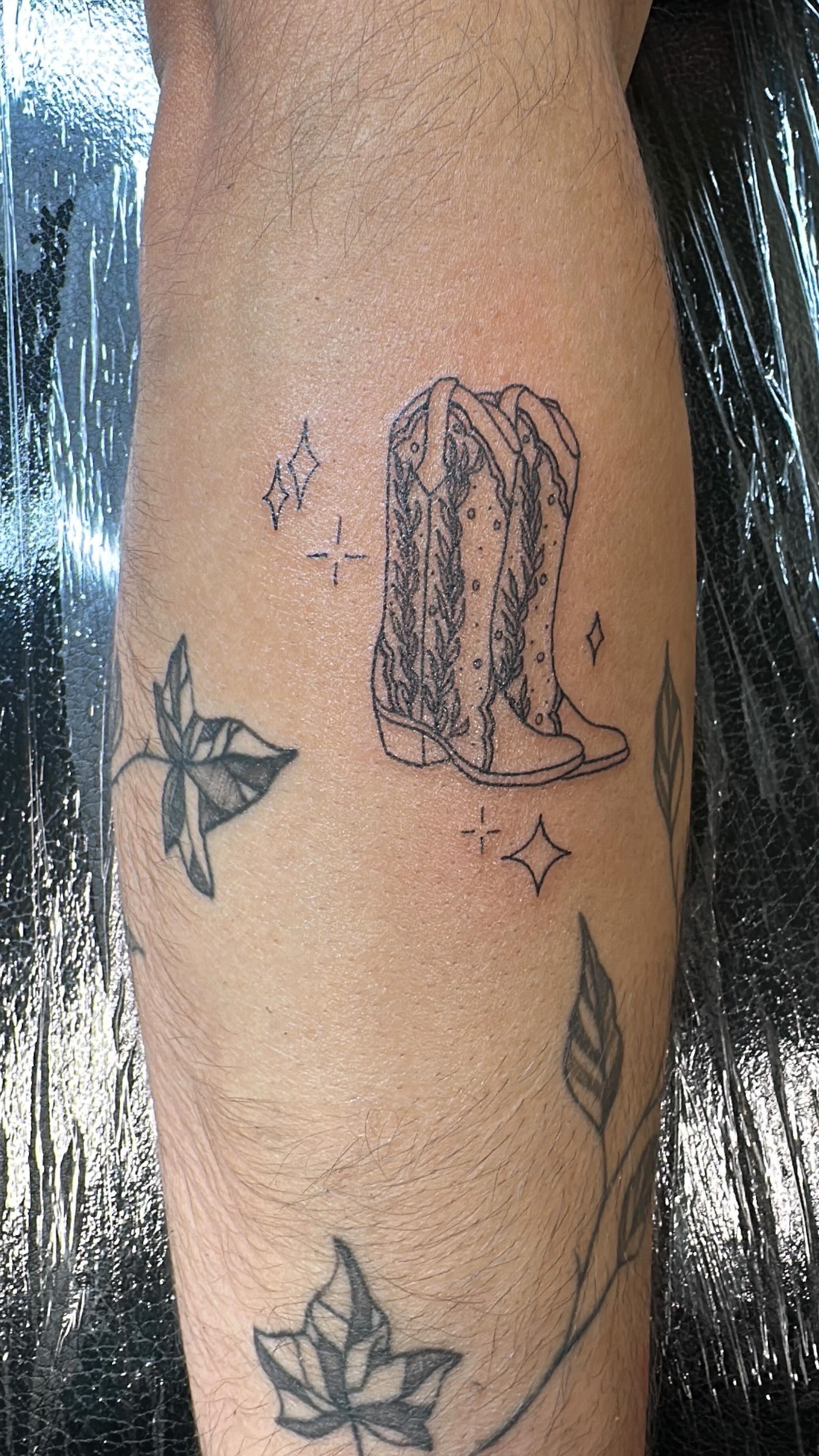 Your girl can NOT dance but I’ll make ya laugh! I might respond right away but just know it’s cause I’m tattooing or not twerking in my studio 😜
#sanantoniotattooartist #femaletattooartist #sanantoniotattoos #customtattoo #floraltattoo #colortattoo #finelinetattoo